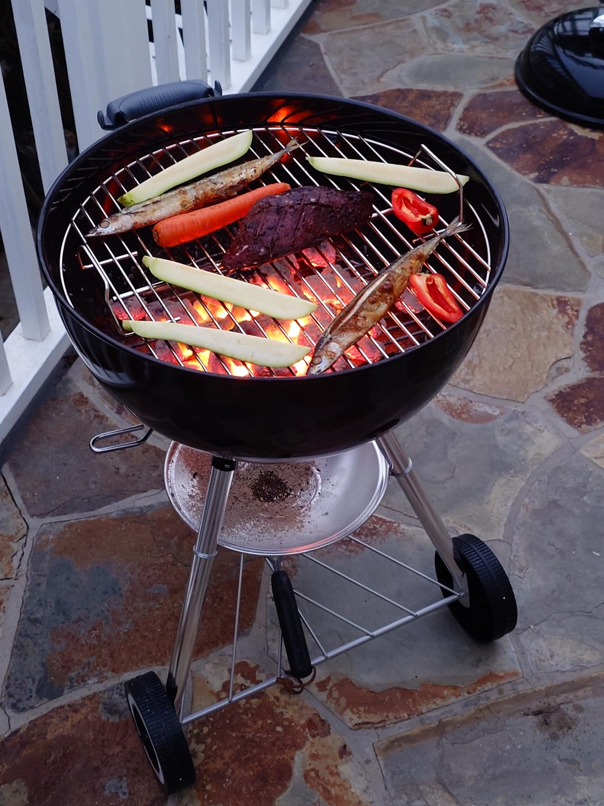 Weber Original Kettle Charcoal Grill, 18-Inch, Black - Classic Outdoor BBQ Grill with One-Touch Cleaning System & Precise Temperature Control Dampers customer photo 1