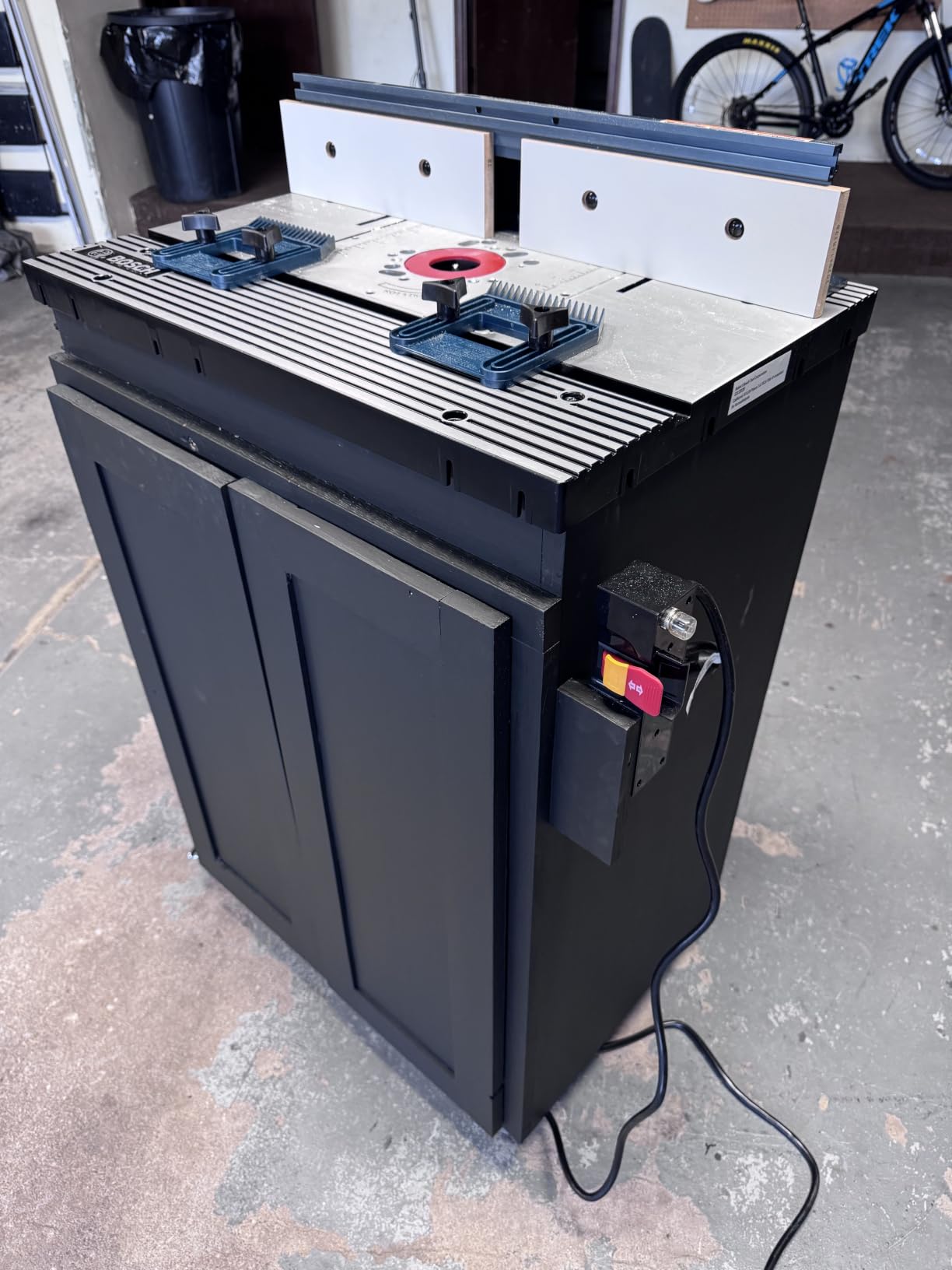 BOSCH Router Table RA1181, Benchtop Router Table, Woodworking Tools | Large aluminum top, predrilled plate, tall fence, 2-1/2 In. dust port, featherboards, guard and accessory storage customer photo 1