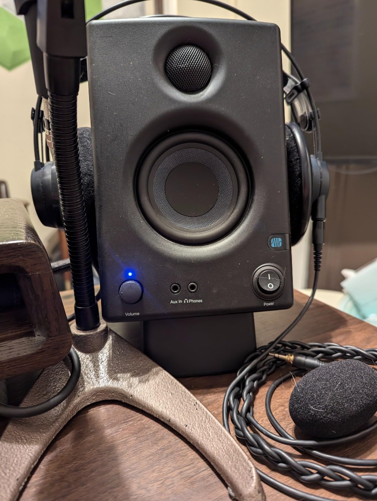 IsoAcoustics DS1 Angled Desktop Speaker Stands - Isolation Speaker Stands | for Computer Speakers and Bookshelf Speakers - Black customer photo 2