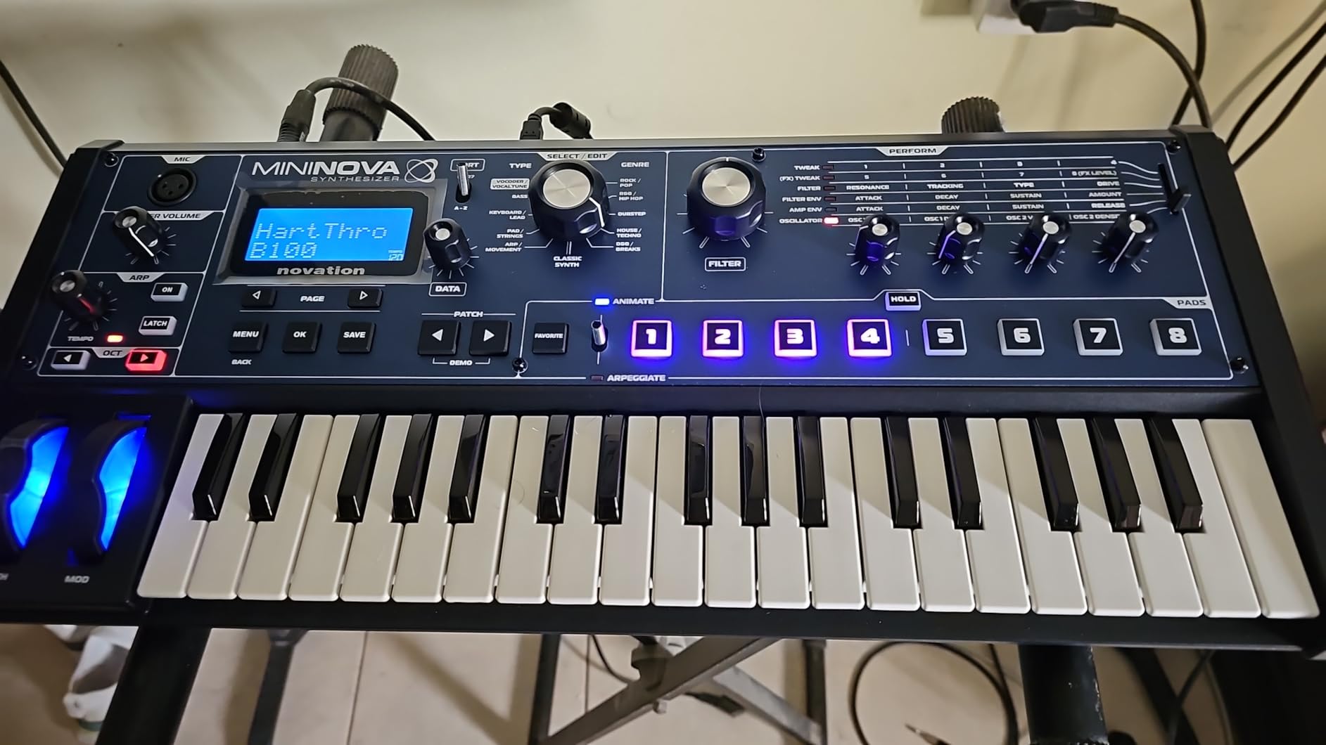 Novation MiniNova Analogue Modelling Compact 37 Mini-key Synth - Tough, compact, powerful mini-synth with pitch-correcting effect vocoder, 256 onboard sounds and five effects per voice layering Blue customer photo 1