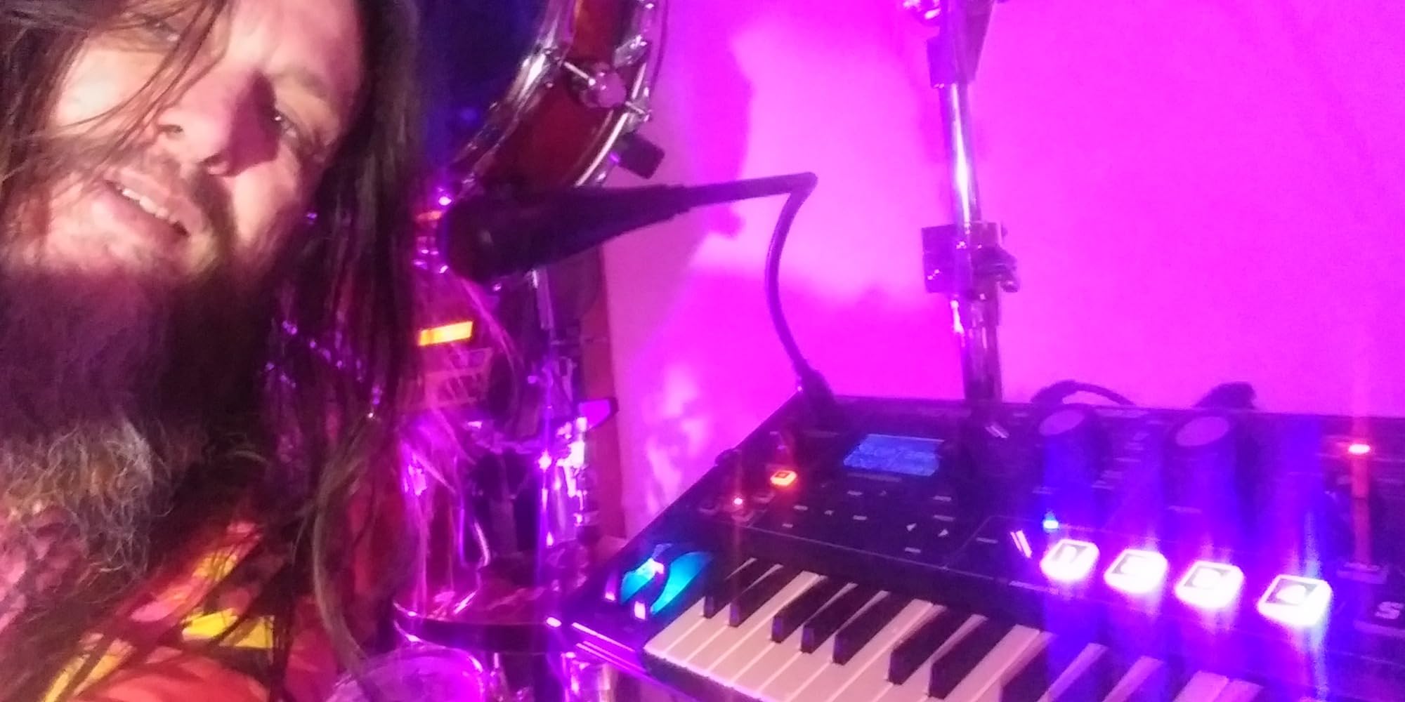 Novation MiniNova Analogue Modelling Compact 37 Mini-key Synth - Tough, compact, powerful mini-synth with pitch-correcting effect vocoder, 256 onboard sounds and five effects per voice layering Blue customer photo 2