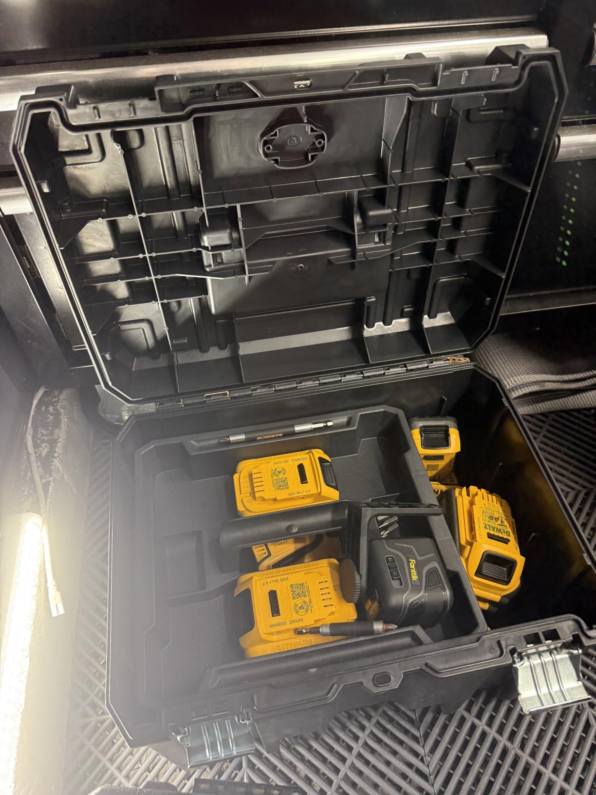 DEWALT TSTAK Tool Box, Extra Large Design, Removable Tray for Easy Access to Tools, Water and Debris Resistant (DWST17806) customer photo 2