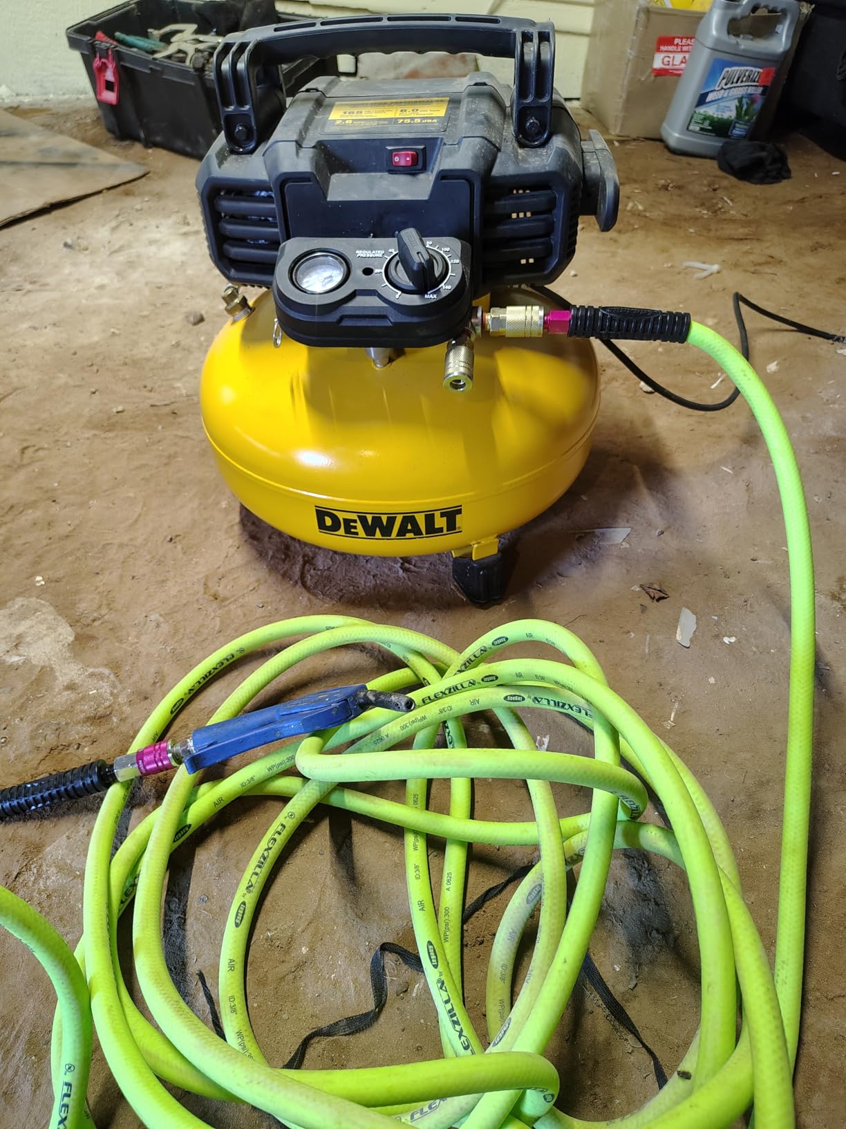DEWALT Pancake Air Compressor, 6 Gallon, 165 PSI (DWFP55126) | Oil-Free Maintenance-Free Pump, Wood Working, Roofing, Home, Jobsite, 165 Max PSI, 2.6 SCFM @ 90 PSI customer photo 1