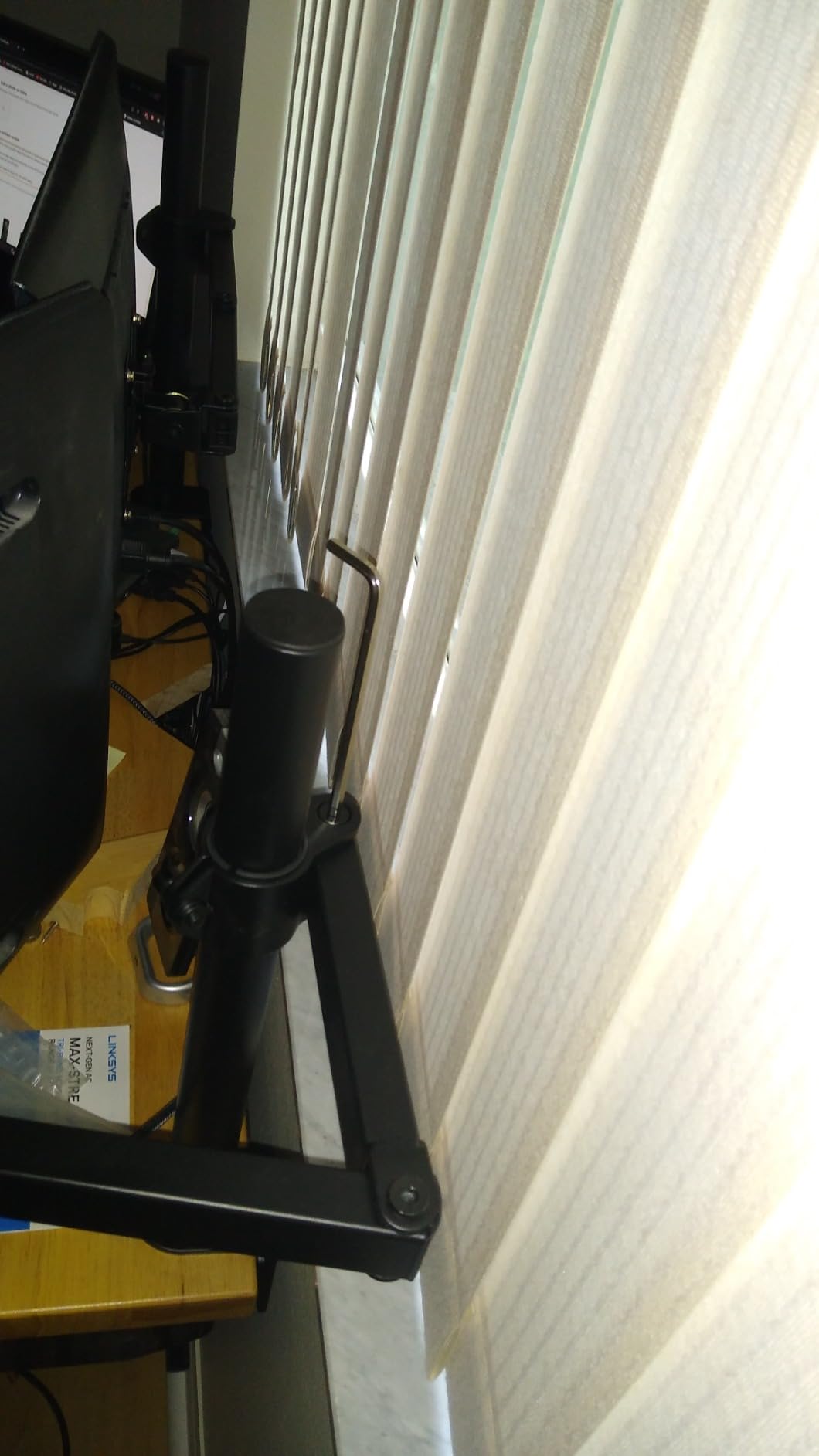 WALI Single Monitor Mount, Single Monitor Arm Desk Mount, Up to 32 inch Ultrawide, Regular Screens up to 27 inches, 22lbs, Adjustable Mount with C-CLAMP for Home Office Application (M001), Black customer photo 1