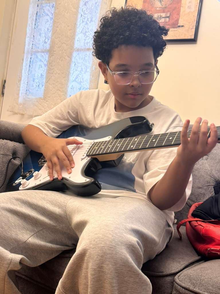 ZENY 39in Full Size Electric Guitar with 10W Amp, Case and Accessories Pack Beginner Starter Package, Black customer photo 1