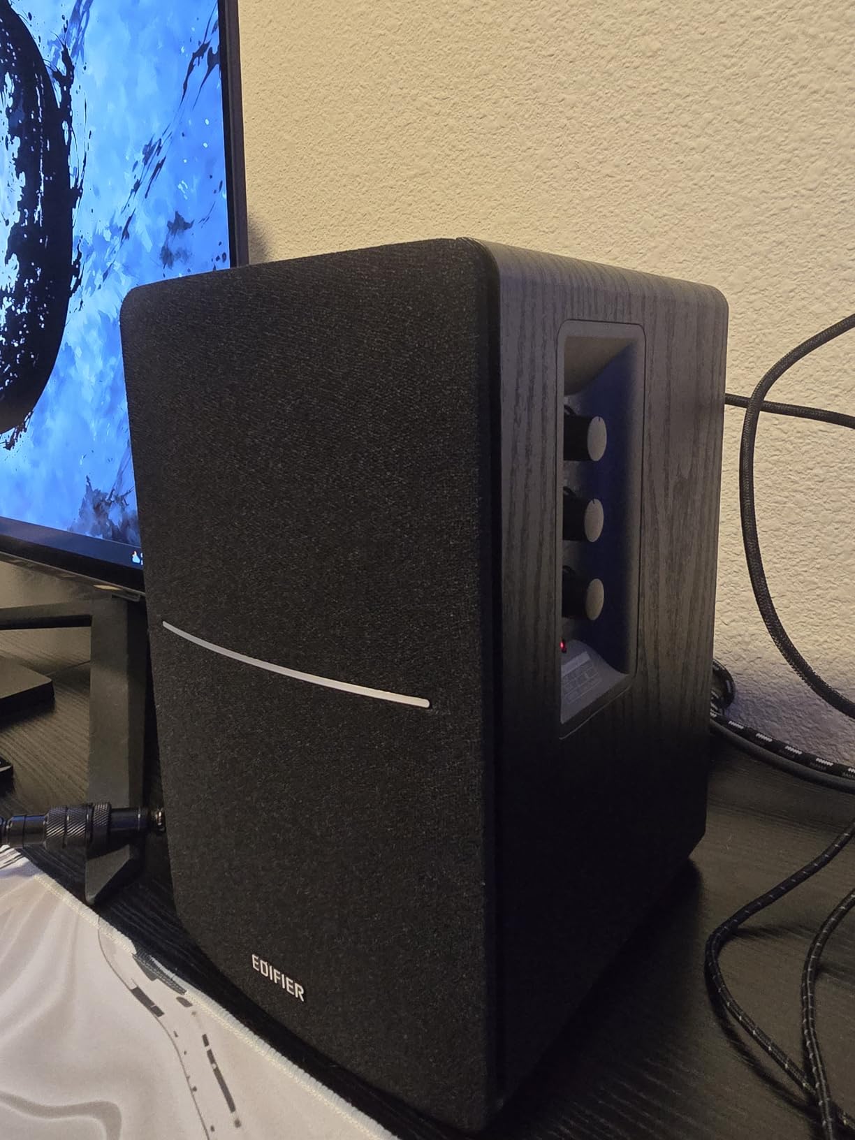 Edifier R1280DB Powered Bluetooth Bookshelf Speakers - 42W RMS (Black) customer photo 1