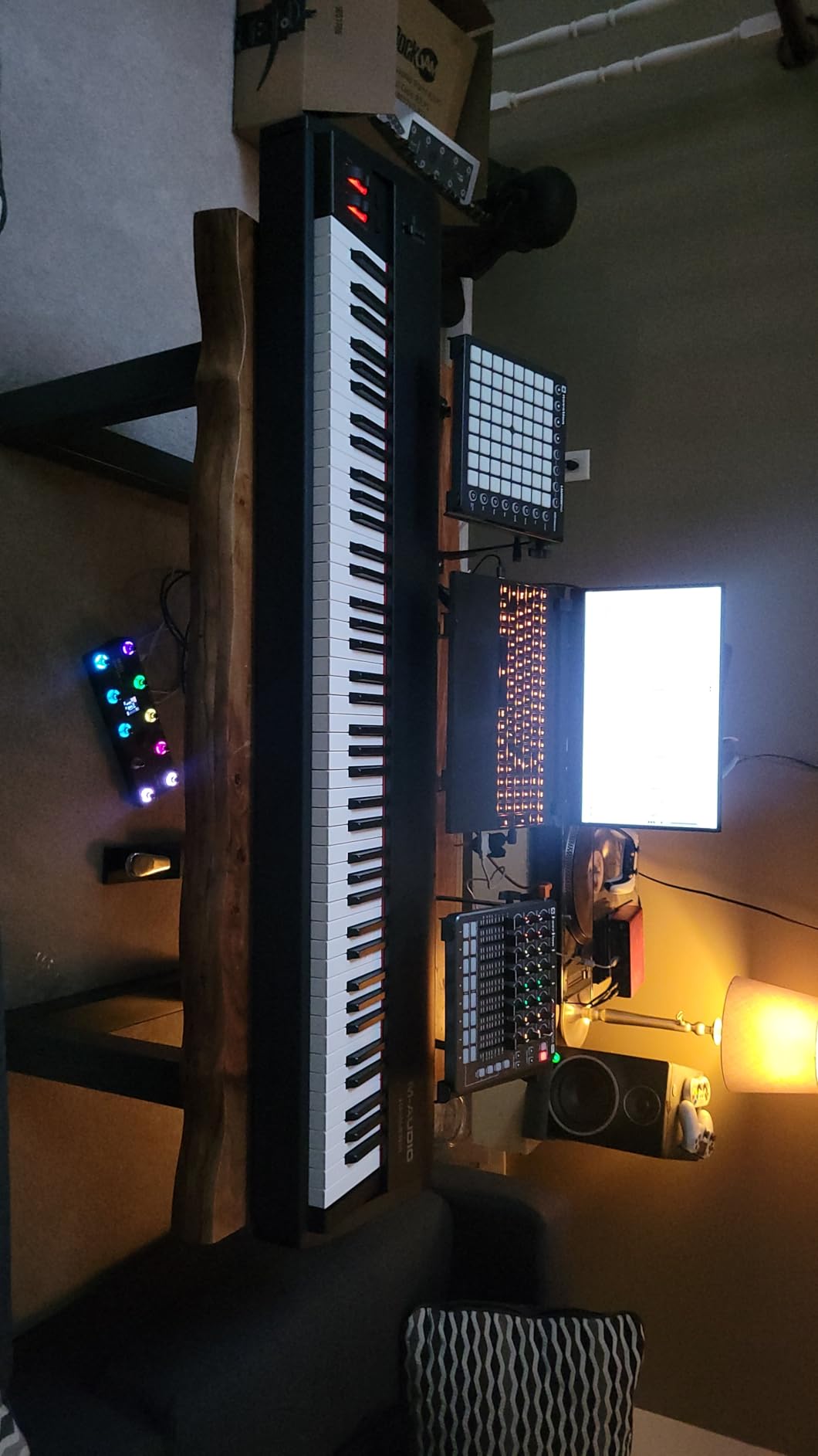 M-Audio Hammer 88 USB MIDI Keyboard Controller with 88 Hammer Action Piano Style Keys customer photo 2