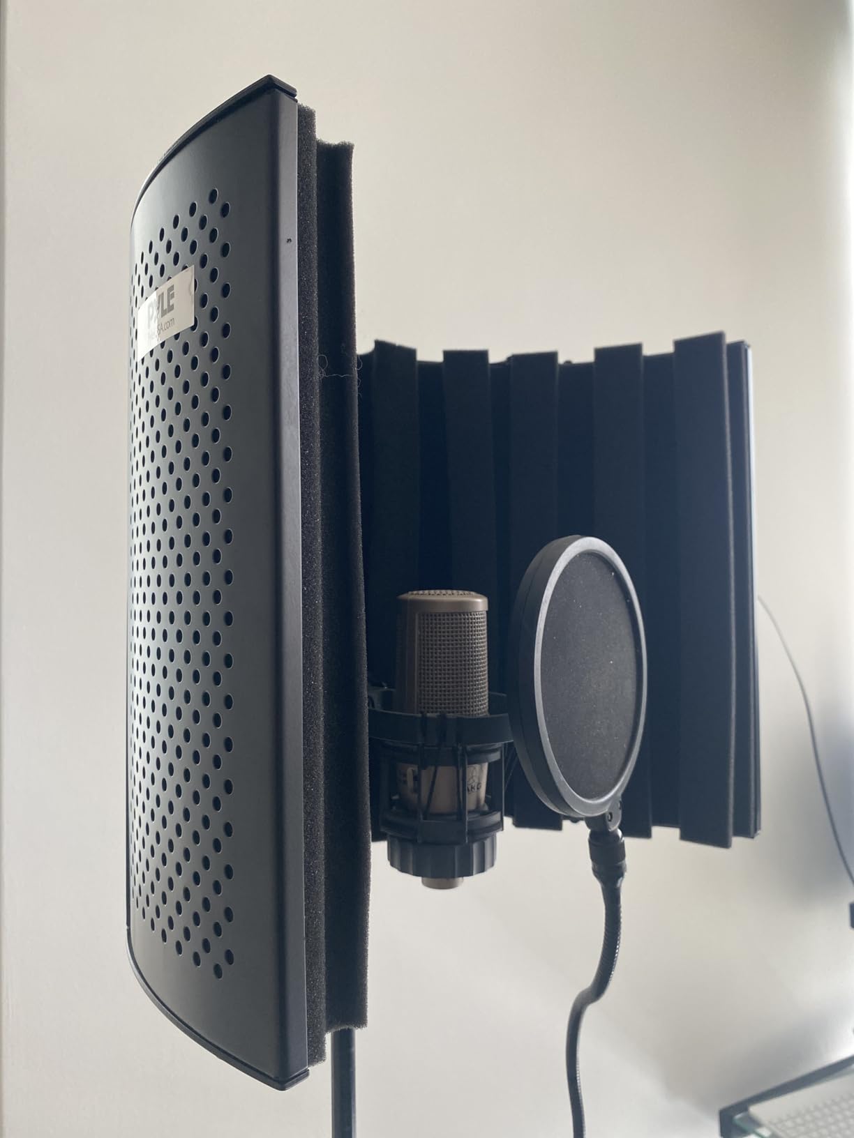 PyleUsa Mini Portable Vocal Recording Booth - Use with Standard Microphone, Isolation Noise Filter Reflection Shield for Studio Quality Audio - Dual Acoustic Foam Soundproof Panel PSMRS09 Black customer photo 1
