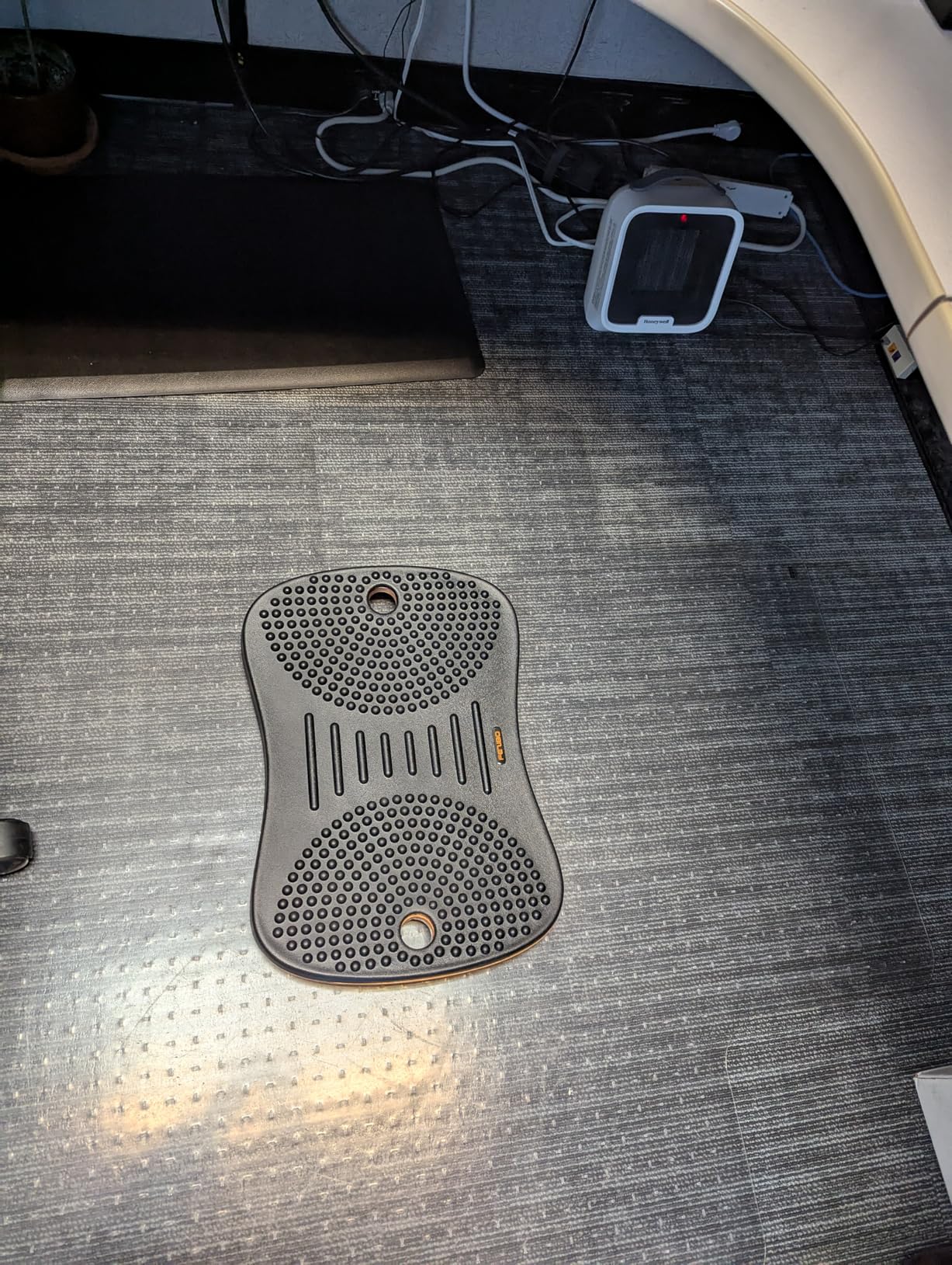 FEZIBO Standing Desk Mat Balance Board, Anti Fatigue Mat Standing Desk Office, Wobble Board with Ergonomic Design, Obsidian Black customer photo 2