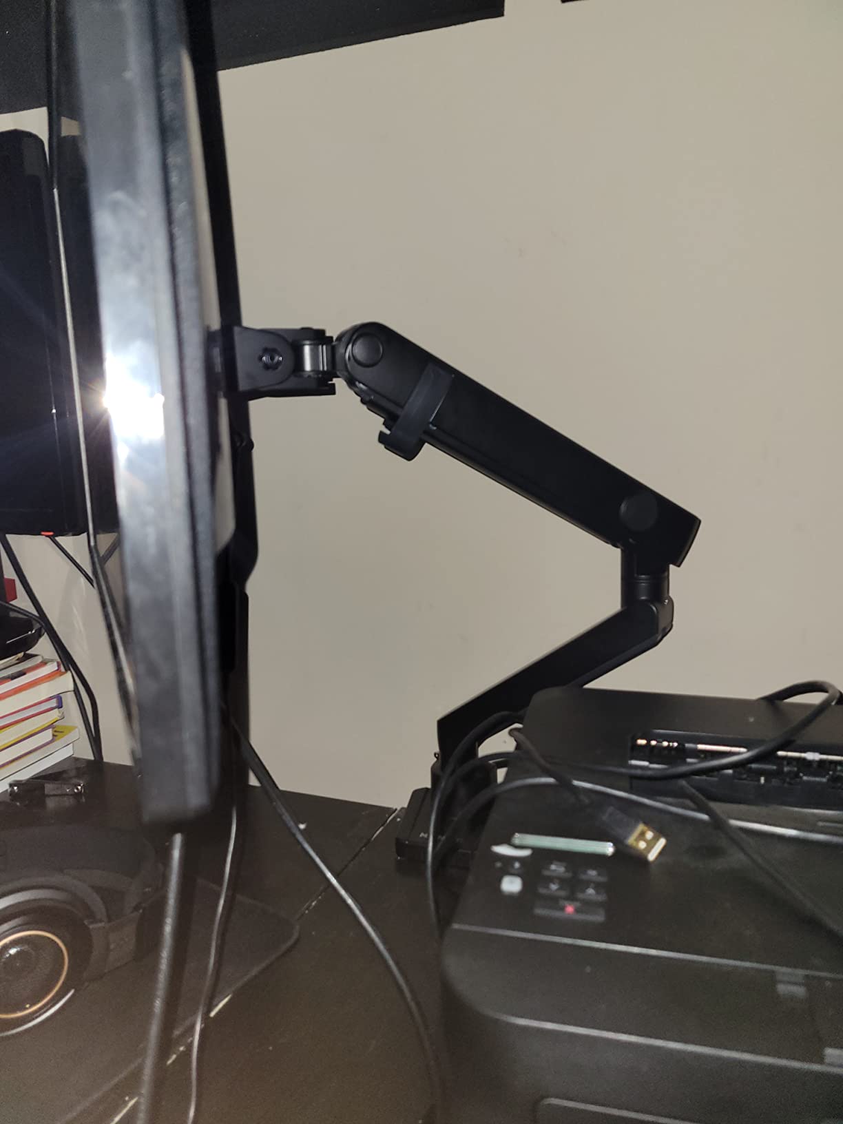 Mount-It! Single Monitor Desk Mount, Top-Mount Arm, 17-32