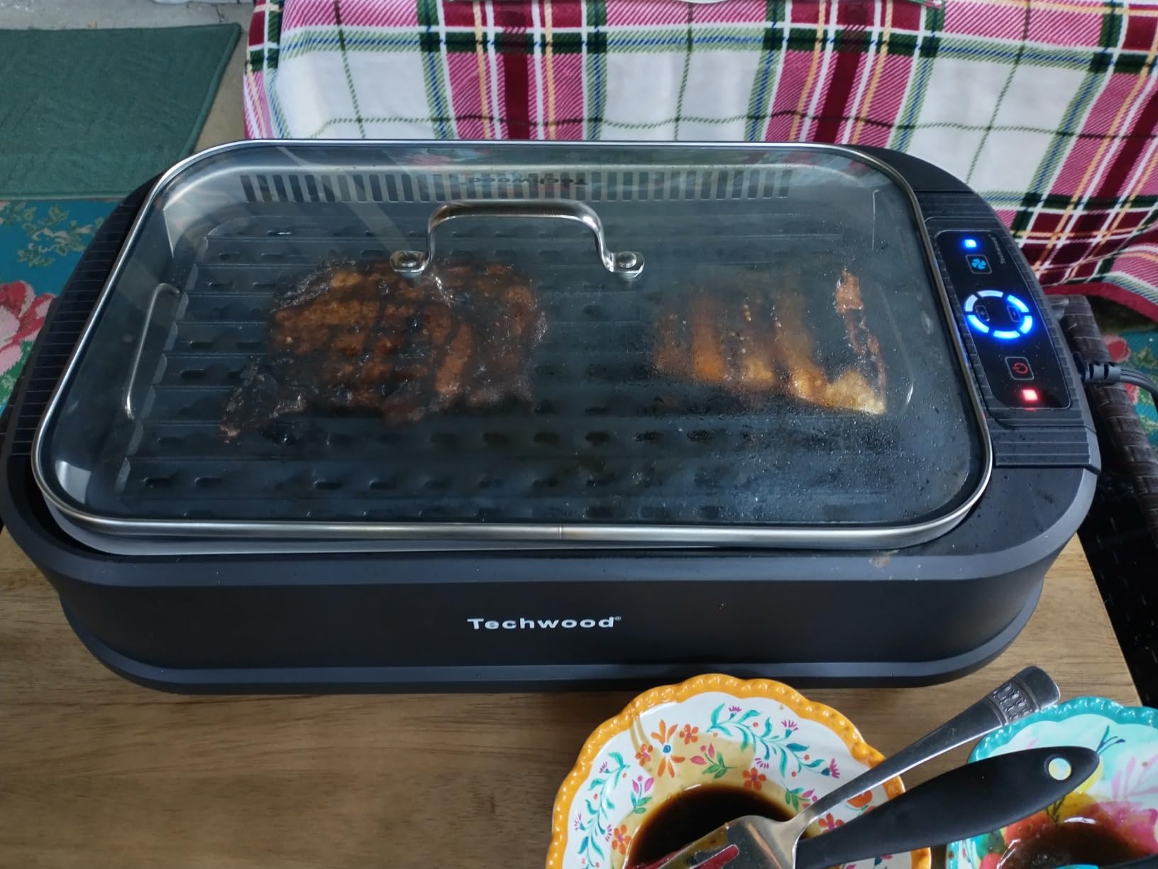 Indoor Smokeless Grill, Techwood 1500W Electric Indoor Grill with Tempered Glass Lid, Portable Non-stick BBQ Korean, Turbo Smoke Extractor Technology, Drip Tray & Double Removable Plate, Black customer photo 2