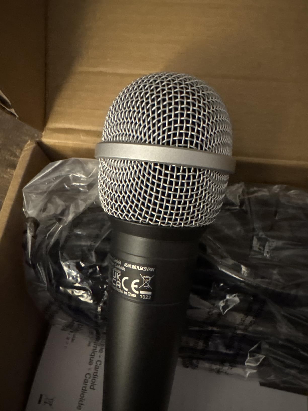 Amazon Basics Dynamic Vocal Microphone with Cable for Podcasting, Recording, Broadcasting, Live Performance, Karaoke, Cardioid Pattern customer photo 1