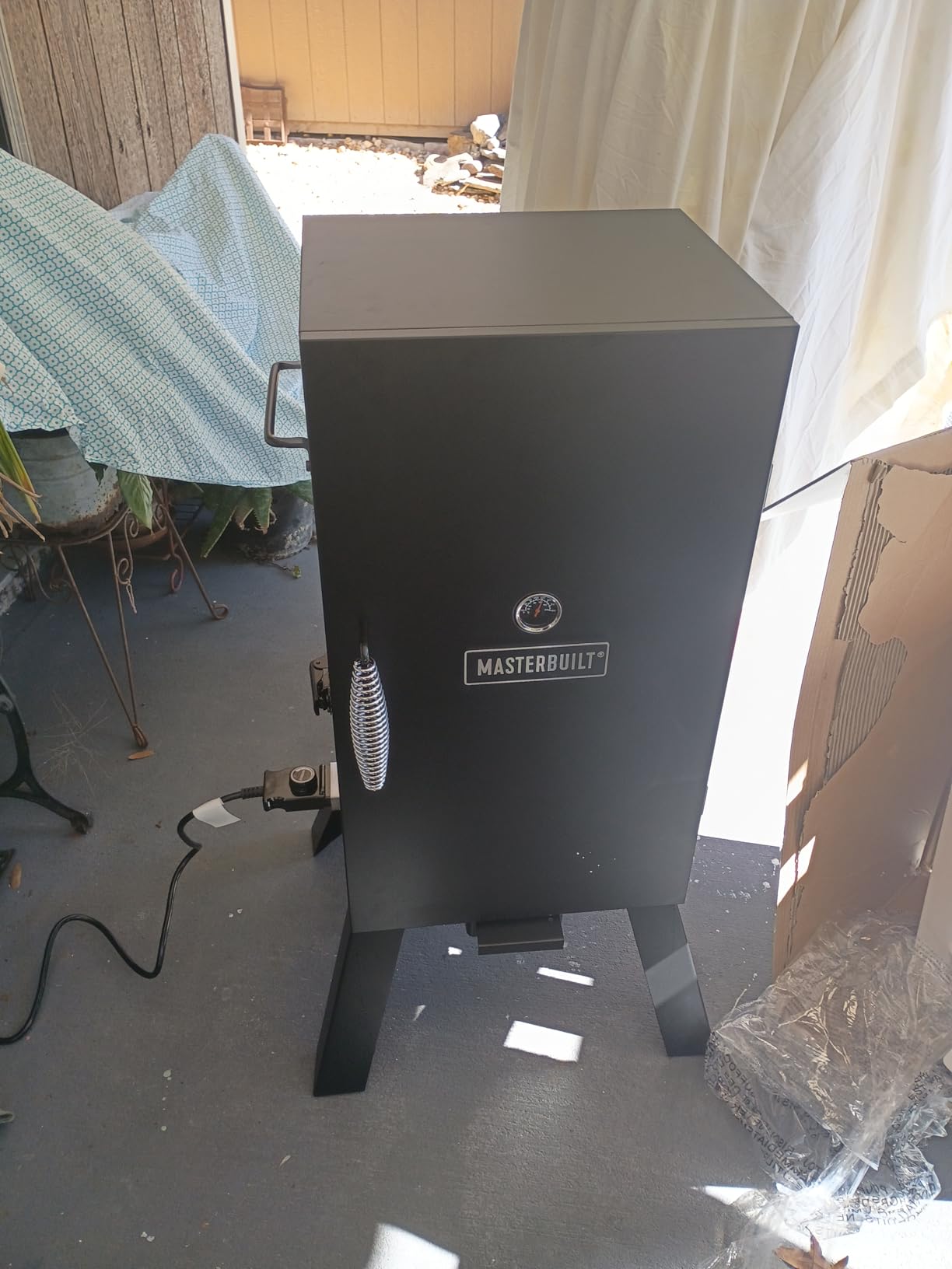 Masterbuilt 30-inch Electric Vertical BBQ Smoker with Analog Temperature Control, 535 Cooking Square Inches, Black, Model MB20070210 customer photo 1