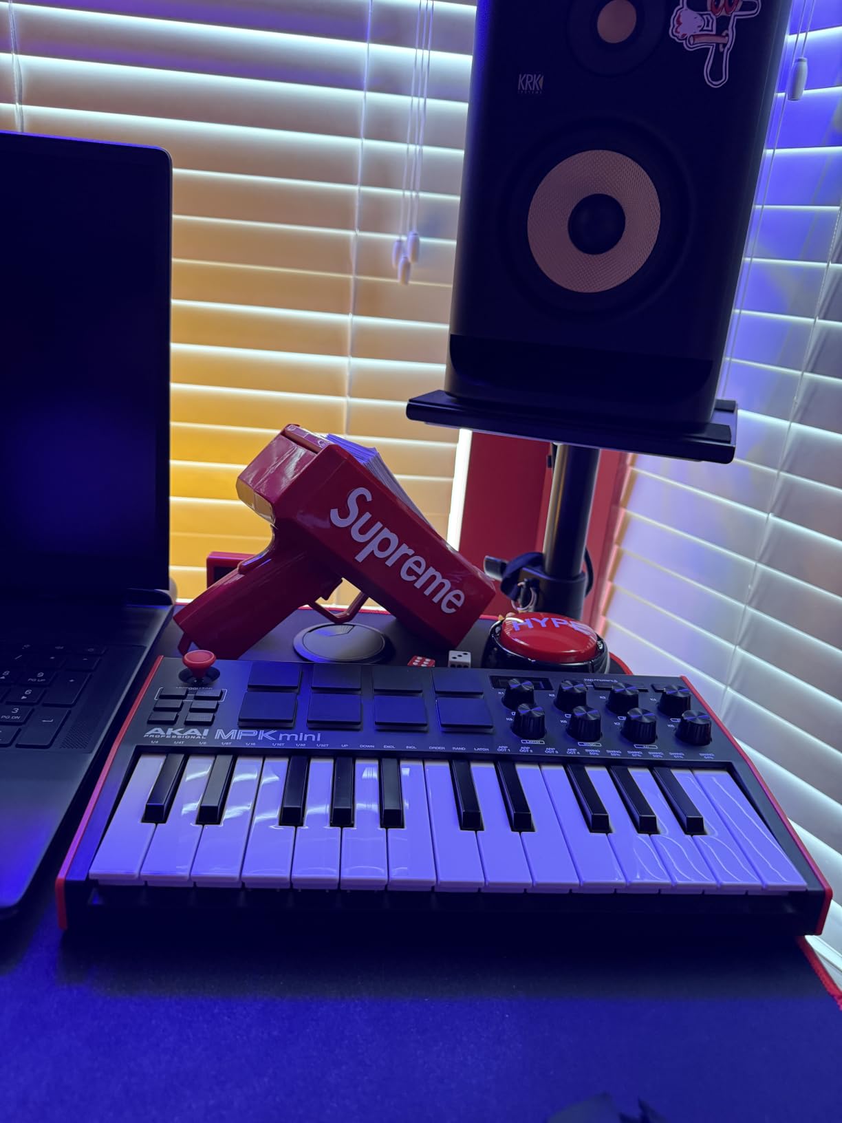 Akai Professional MPK Mini MK3 25-Key USB MIDI Keyboard Controller | Velocity-Sensitive Mini Keys, 8 MPC Pads, 8 Knobs, Software Suite Included, for Beat Makers, Music Producers and Home Studios customer photo 2