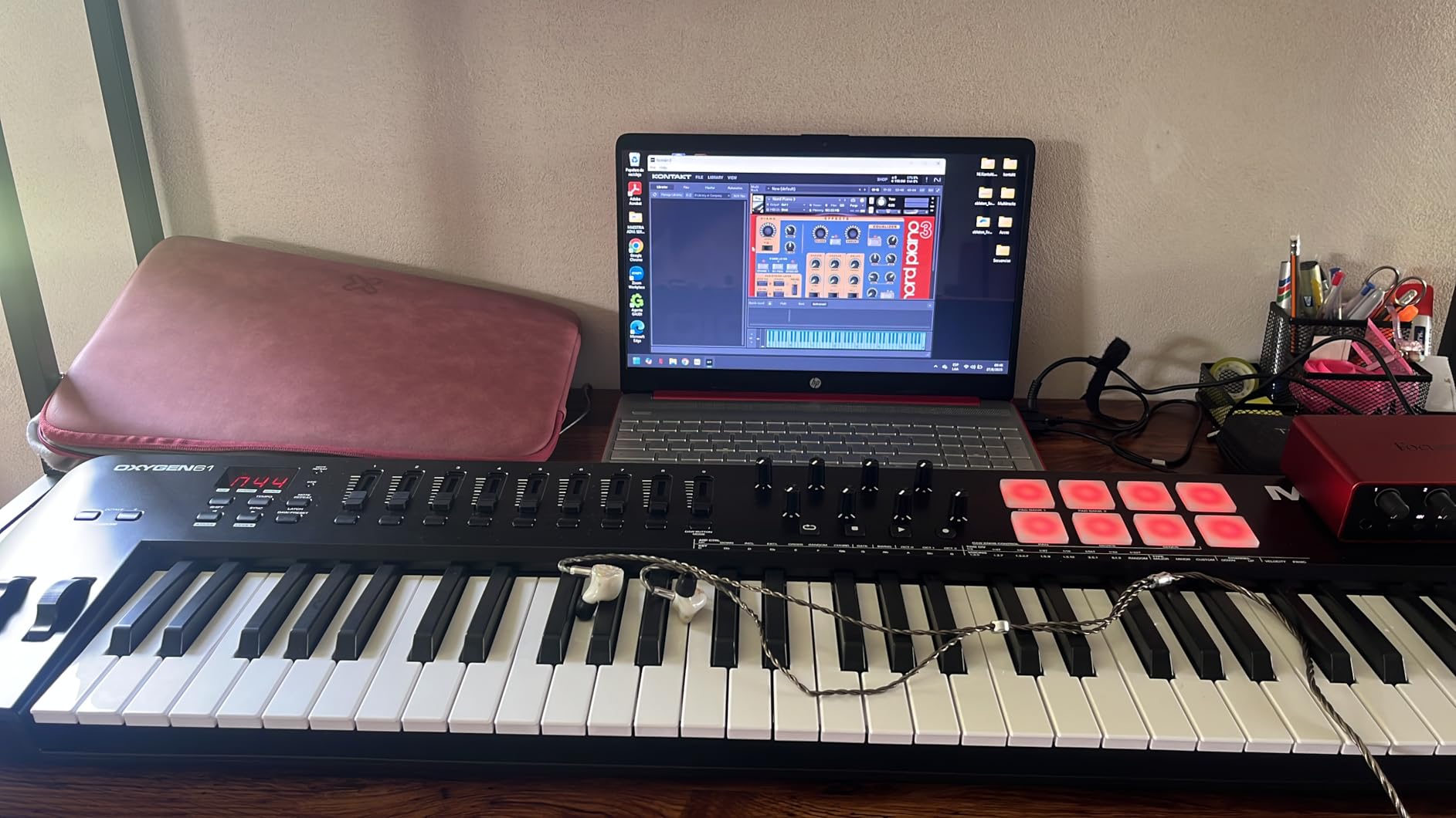 M-Audio Oxygen 61 MKV 61-Key USB MIDI Keyboard Controller with Velocity-Sensitive Keys, 8 Beat Pads, 8 Knobs, 9 Faders and Bundled DAW Recording Software customer photo 1