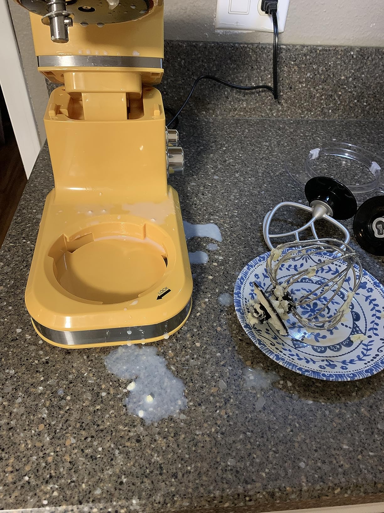 Kitchen in the box Stand Mixer, 3.2Qt Small Electric Food Mixer, 6 Speeds Portable Lightweight with Egg Whisk, Dough Hook, Flat Beater (Black) customer photo 1