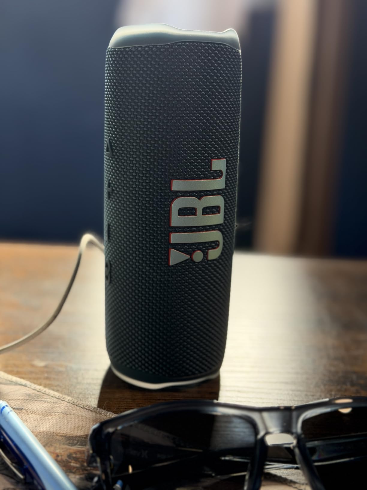 JBL Flip 6 - Portable Waterproof Speaker, Louder More Powerful Sound, IP67 Waterproof and Dustproof, 12 Hours of Playtime, Bold Design customer photo 1