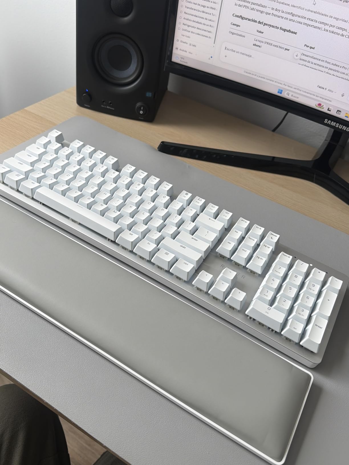 Razer Pro Type Ultra Wireless Mechanical Keyboard: Silent, Linear Switches - Ergonomic Design - HyperSpeed Technology - Connect up to 4 Devices - Fully Programmable Keys & Smart Controls customer photo 1
