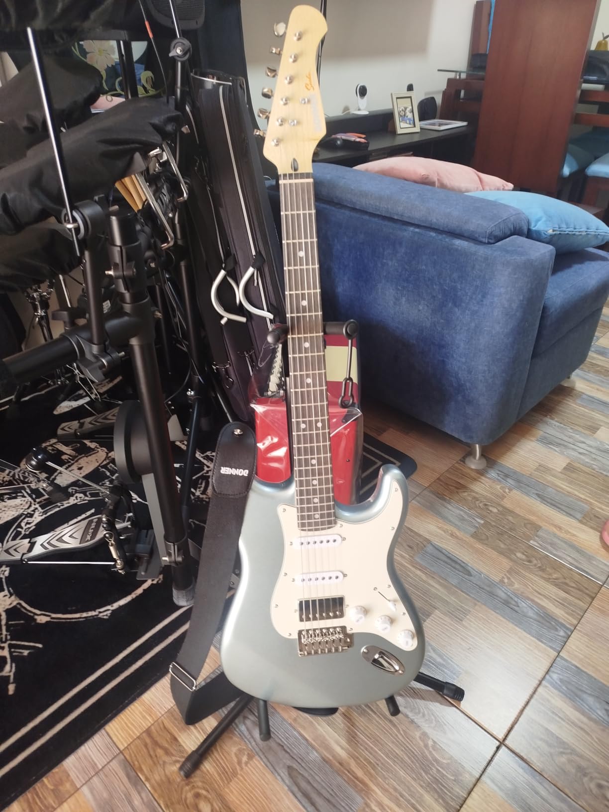 Donner DST-152R Electric Guitar Kit for Adults from Beginners to Advanced | HSS Pickup Coil Split, Full-size Solid Body with Amp, Complete Starter Accessories, Headphone Jack, Metallic Ice Blue customer photo 1