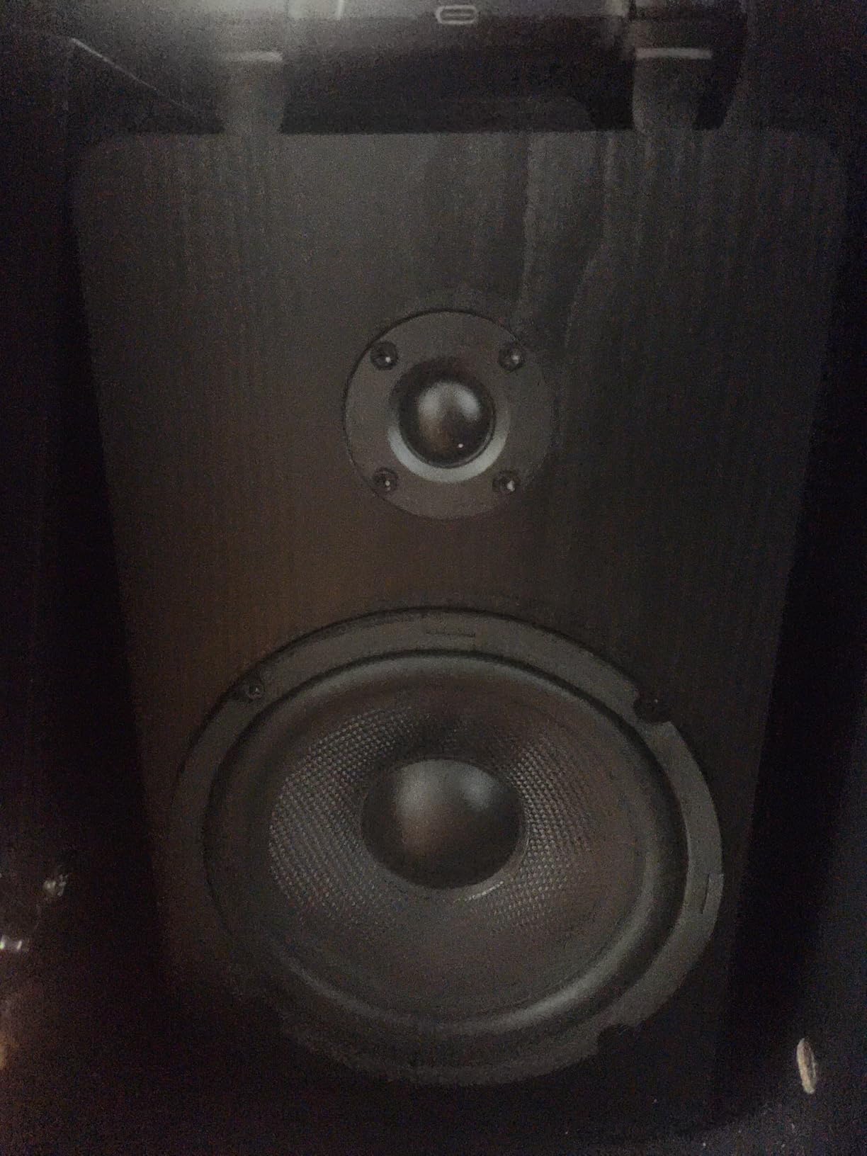 PyleUsa Wood Bookshelf Speaker - 200W Peak - 6.5 in Woofer - 0.75mm Dome Tweeter - Wall-Mountable Passive Home Theater Satellite - Audiophile Components - Superior Sound - PSMSP6 - Black, Pair customer photo 1