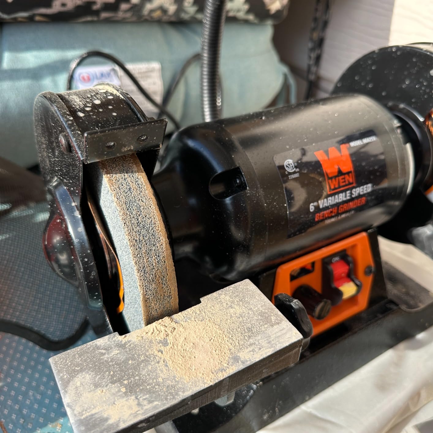 WEN BG625V 2.5-Amp 6-Inch Variable Speed Bench Grinder with Flexible Work Light, Black customer photo 2