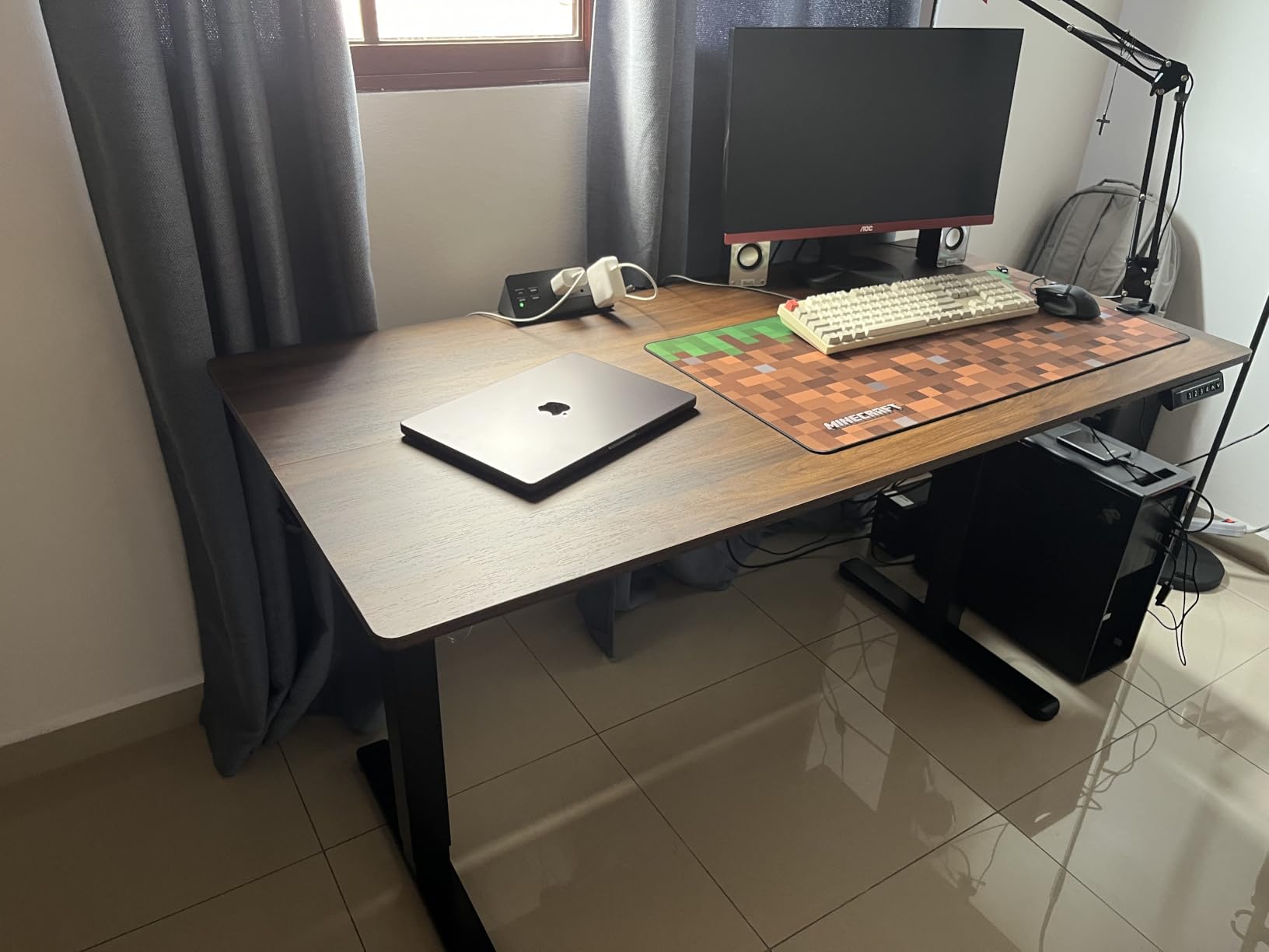 ErGear Height Adjustable Electric Standing Desk, 63 x 28 Inches Sit Stand up Desk, Memory Computer Home Office Desk, Black customer photo 1