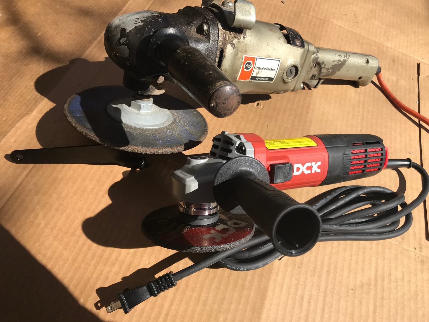 DCK 9.0Amp Angle Grinder 1100W, 4-1/2 Inch Electric Grinder Power Tool, 11800 RPM, Auxiliary Handle 2 Safety Guards, 6 Piece Discs, Copper Angle Grinder for Cutting, Grinding, Polishing (KSM17-115B) customer photo 2