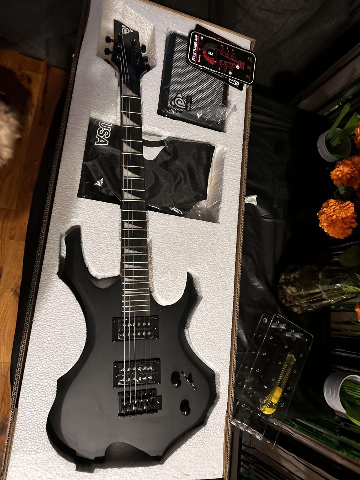 Pyle Heavy Metal EG Fire Electric Guitar Axe w/ Amplifier Kit, Full Size Instrument w/ Practice Amp & Accessories, Metal Axe, Black customer photo 2