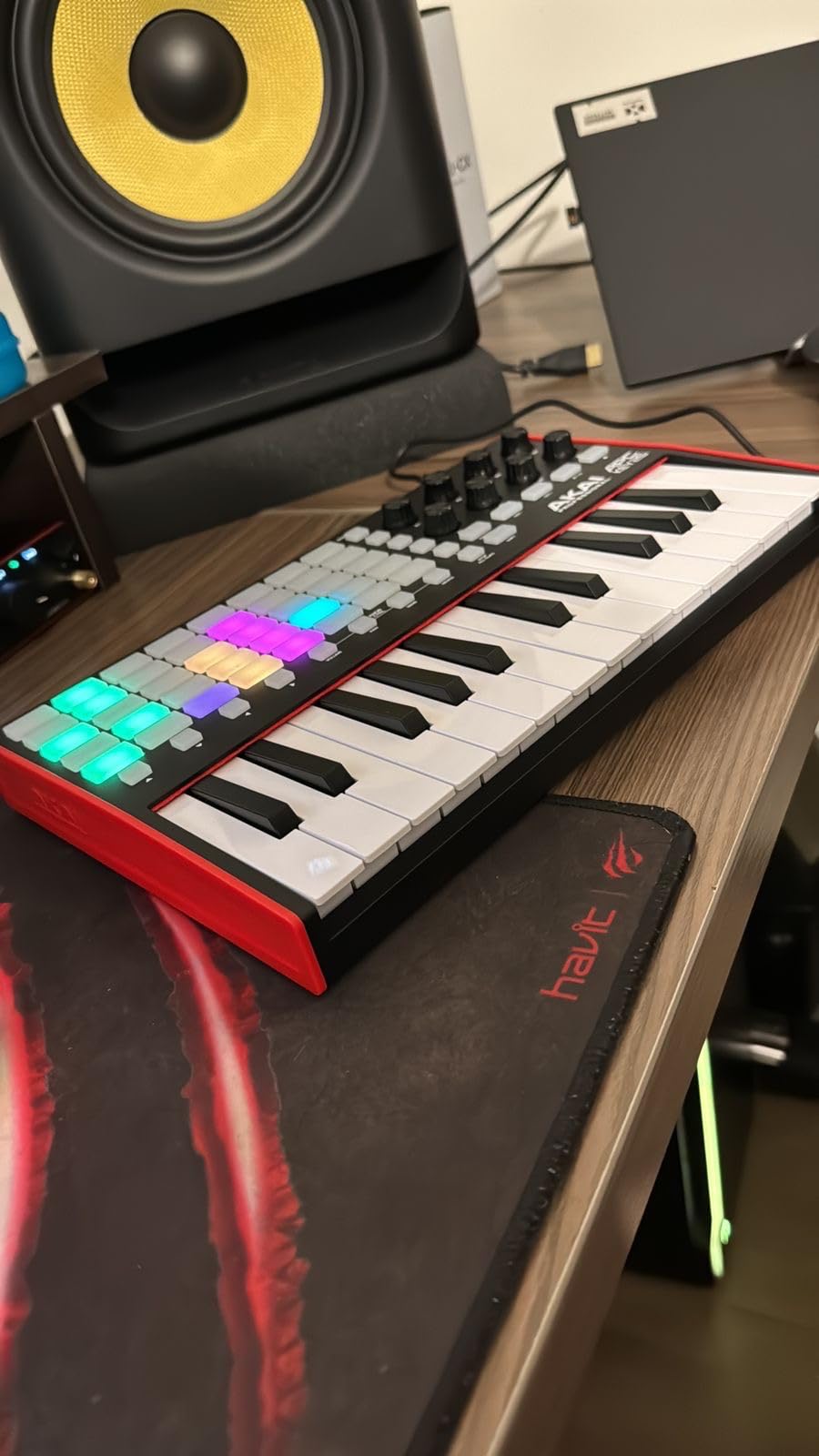 Akai Professional APC Key 25 MK2 25-Key USB MIDI Keyboard Controller for Clip Launching with Ableton Live Lite, 40 RGB Pads and 8 Rotary Knobs customer photo 1