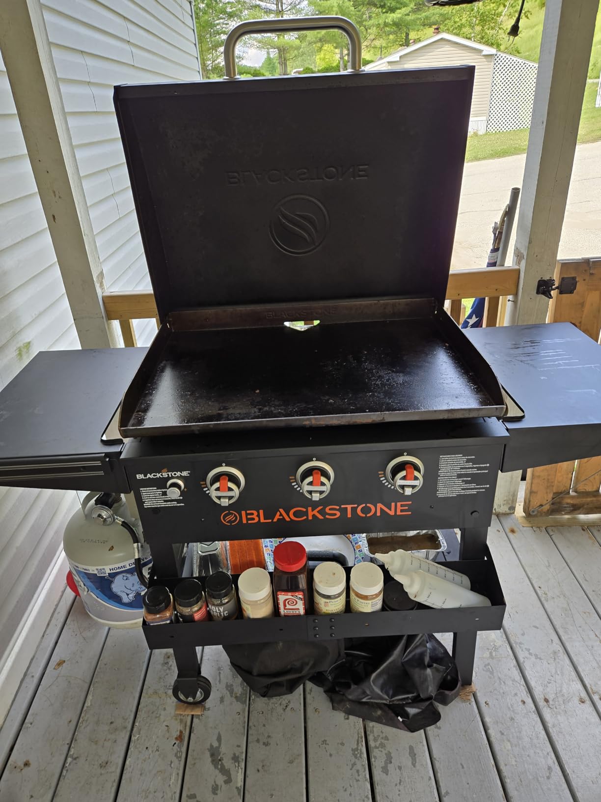Blackstone 28 Inch 2080 Original 3-Burner XL Griddle with Hood and Side Shelves Outdoor Flat Top Grill customer photo 1