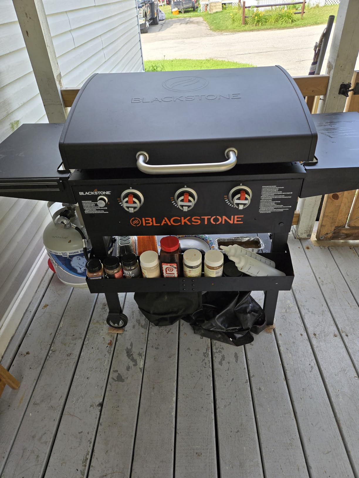 Blackstone 28 Inch 2080 Original 3-Burner XL Griddle with Hood and Side Shelves Outdoor Flat Top Grill customer photo 2