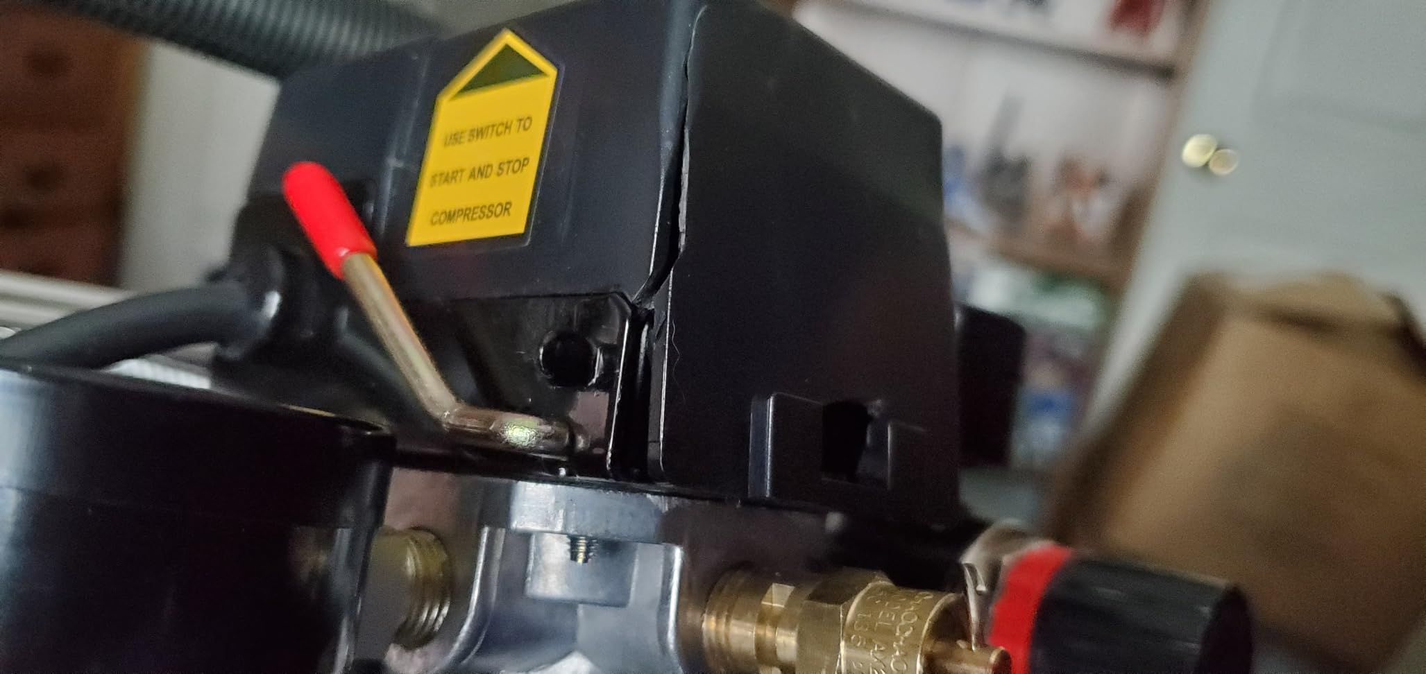 VEVOR 4.8 Gallon Air Compressor, 1.2HP 2.2 CFM@90PSI Oil Free Air Compressor Tank & Max. 116PSI Pressure, 70 dB Ultra Quiet Compressor for Auto Repair, Tire Inflation, Spray Painting, Woodwork Nailing customer photo 2