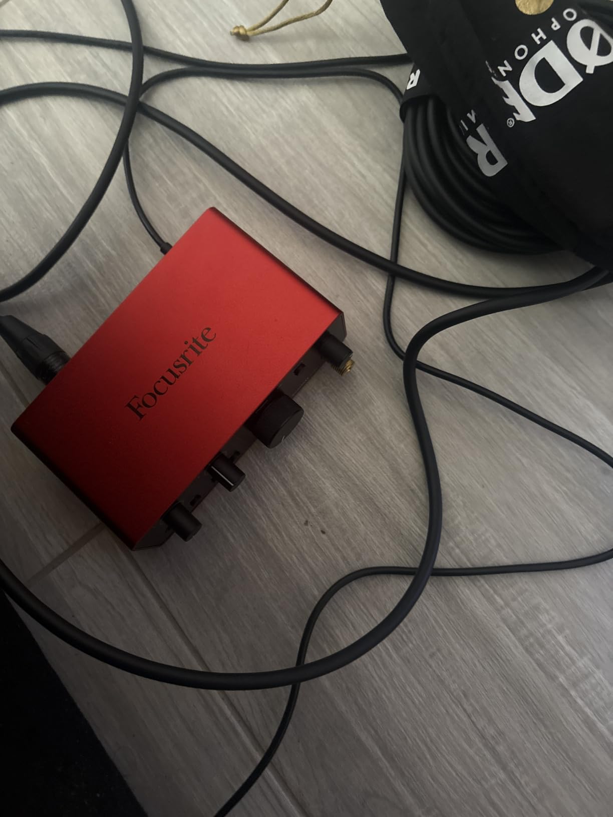 Focusrite Scarlett Solo 4th Gen USB Audio Interface, for the Guitarist, Vocalist, or Producer - High-Fidelity, Studio Quality Recording | 1 XLR Mic Preamp, 1 Hi-Z Instrument Input, 24-Bit/192kHz, 120dB Dynamic Range, Air Modes, PC/Mac/iPad Compatible customer photo 2
