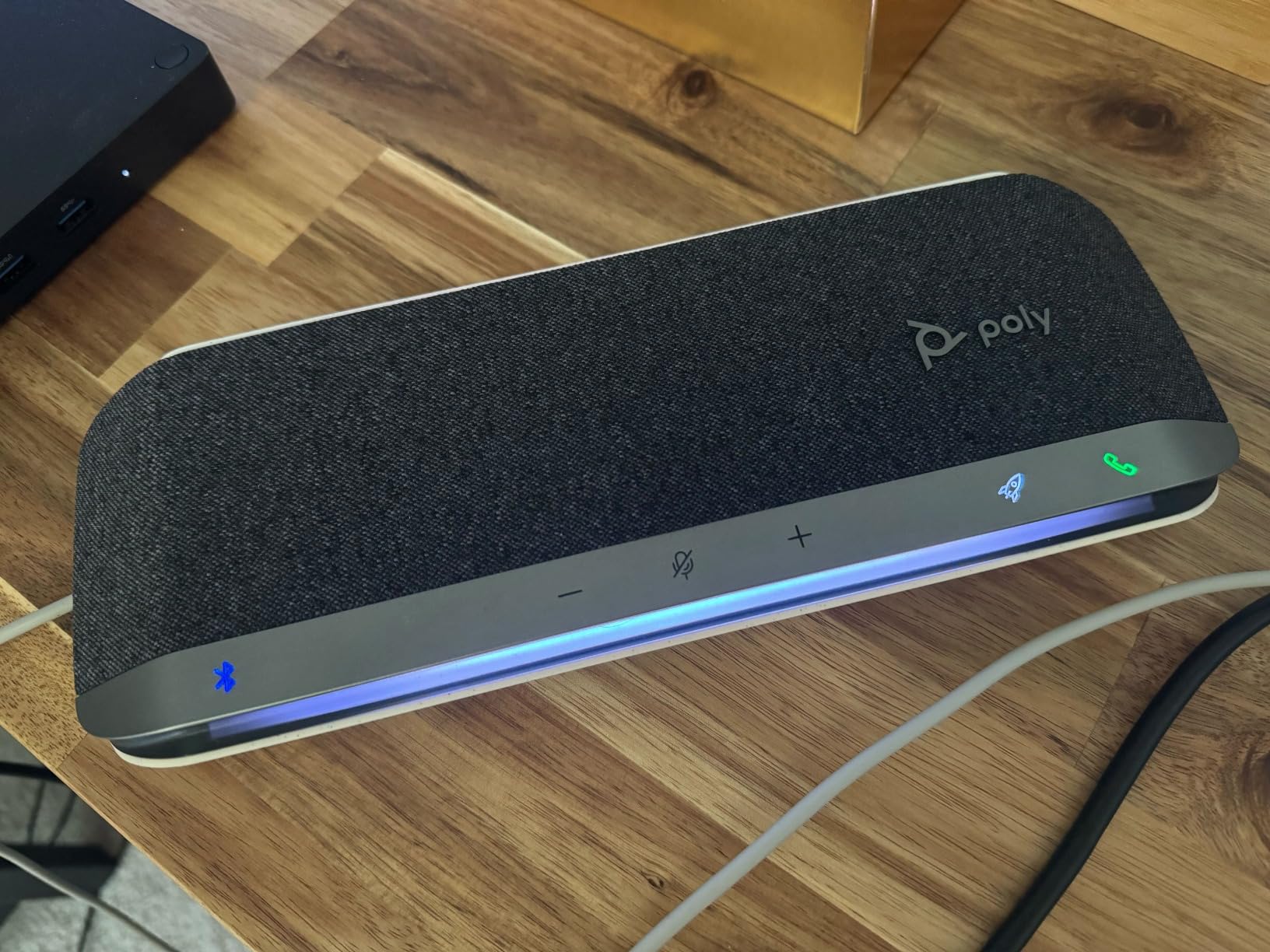 Poly Sync 40 Smart Speakerphone (Plantronics) - Flexible Workspaces - Connect to PC/Mac via USB-A or USB-C and Smartphones via Bluetooth - Works with Teams, Zoom - Amazon Exclusive customer photo 1