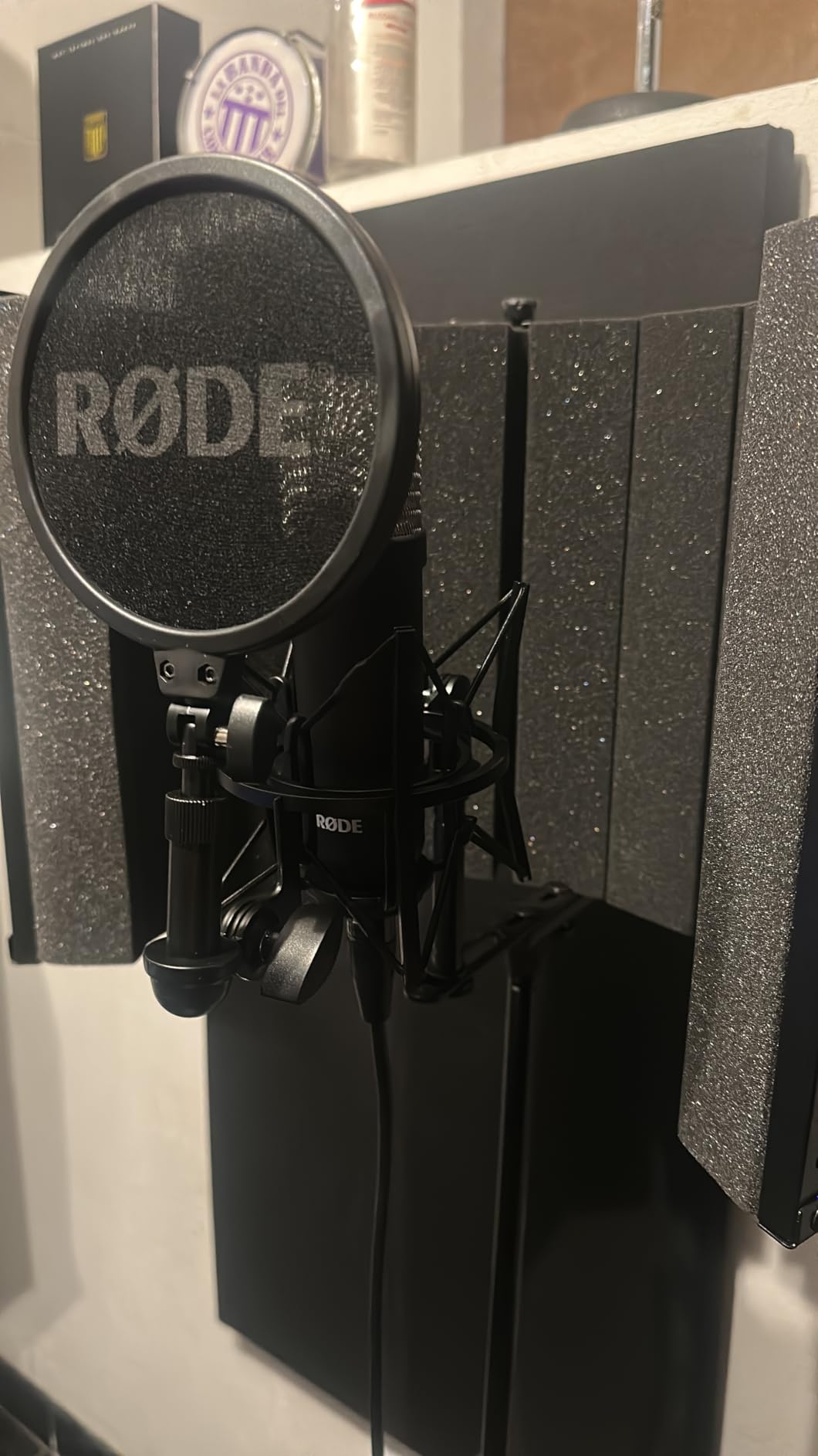 RØDE NT1 Signature Series Studio Condenser Microphone, Black - Shock Mount, Pop Filter and XLR Cable for Music Production, Vocal Recording, Streaming and Podcasting customer photo 2