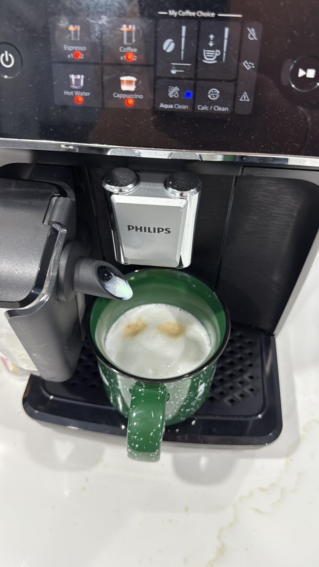 PHILIPS 2300 Series Fully Automatic Espresso Machine with LatteGo milk system and integrated grinder, 4 Coffee Pre-Sets & Hot Water, 40% Quieter SilentBrew, 15-Bar Pressure, Matte Black (EP2330/10) customer photo 1