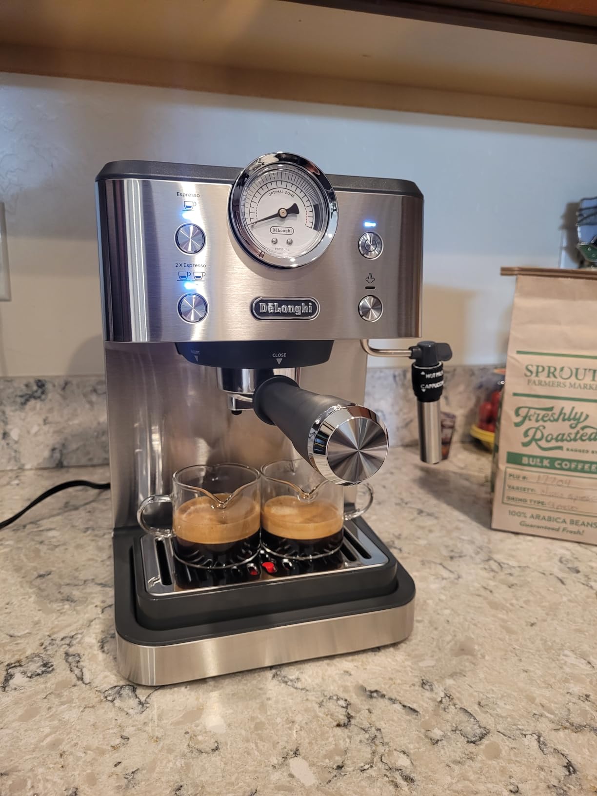De'Longhi Classic Signature Espresso Machine, Adjustable Milk Frother | Rapid Heat-Up, Preset Single & Double Espresso, Frother, Pressure Gauge, Compact Design customer photo 2