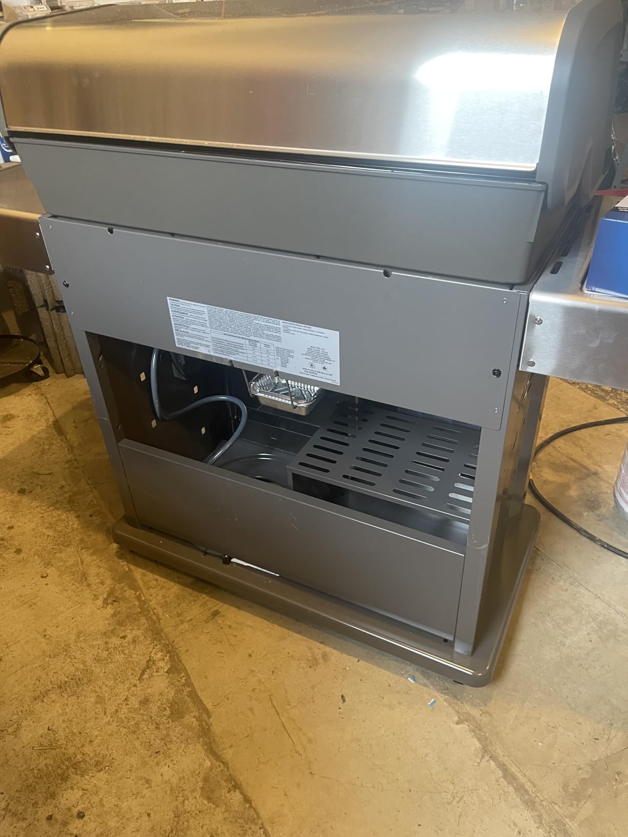 Napoleon Rogue PRO 625 5-Burner Natural Gas Grill with Infrared Side Burner | Black, 74,000 BTUs, 988in sq. Area, Backlit Knobs, Folding Shelf, Cast Iron Grates, Locking Caster Wheels customer photo 2