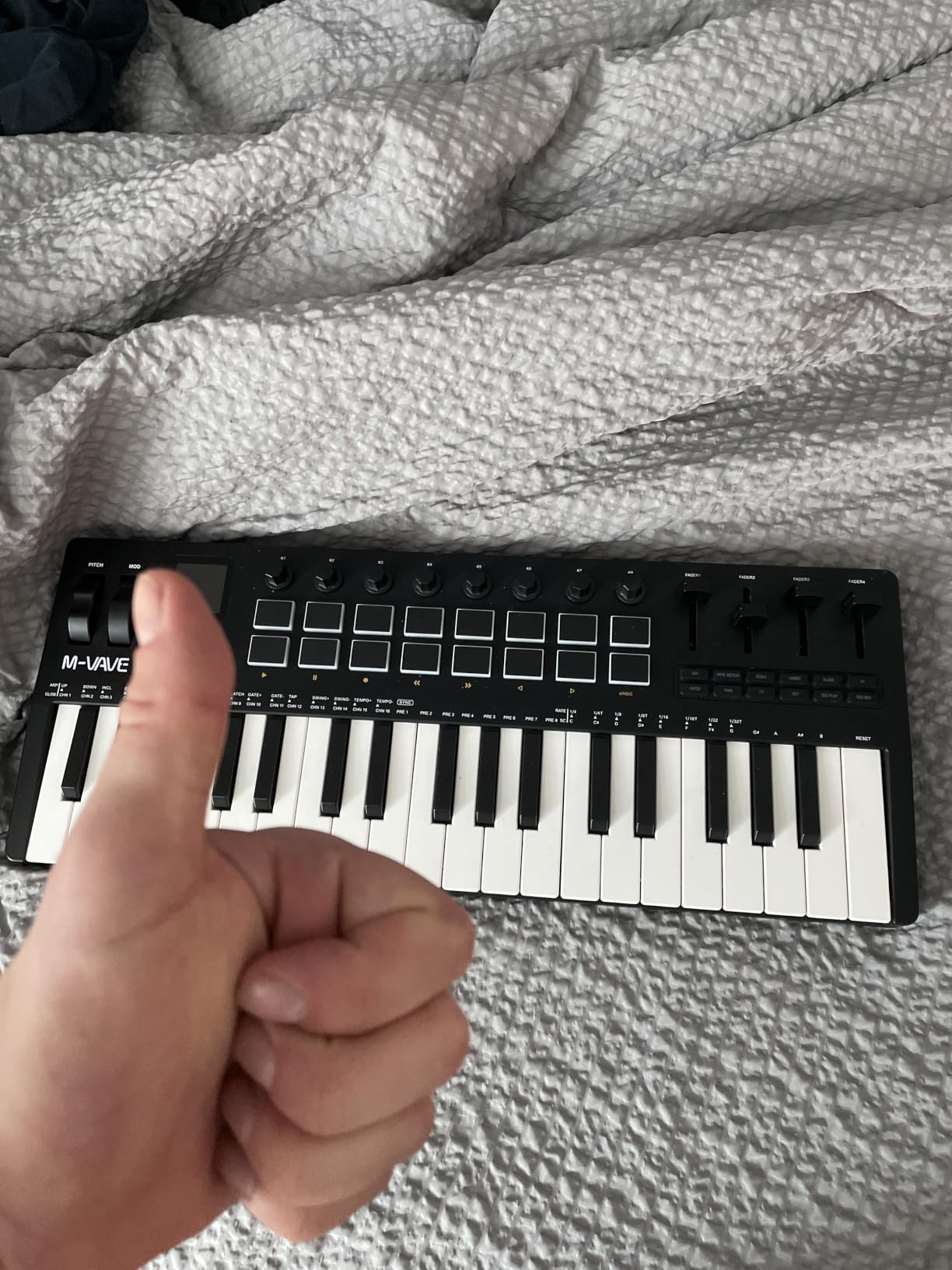 DaierTek Midi Keyboard Controller 25 Key Portable Mini Bluetooth & USB Midi Piano with 8 Backlit Drum Pad, 8 Knobs and Music Production Software for Computer Recording, Music Production customer photo 1