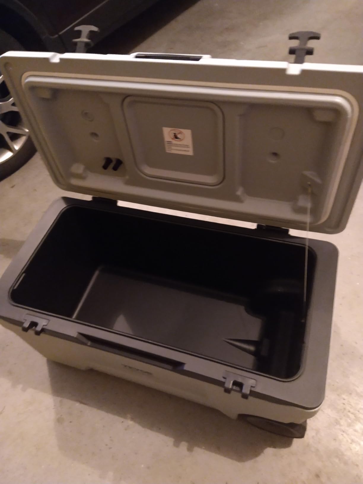 VEVOR Ultra-Light Hard Cooler, Ice Retention Cooler with Heavy Duty Handle, Ice Chest Lunch Box for Camping, Travel, Outdoor, Keeps Cool for up to 6 Days, 30% Lighter Than Rotomolded Coolers customer photo 1
