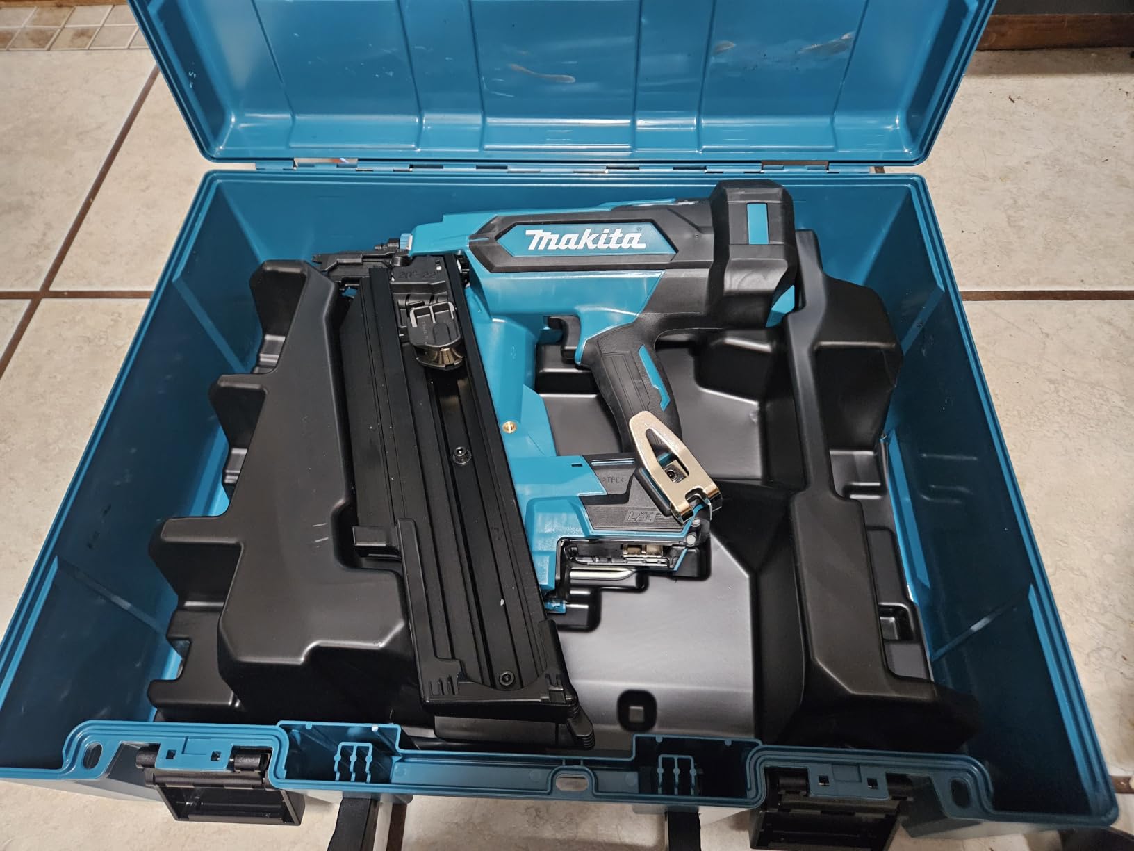 Makita XNB03Z 18V LXT Lithium-Ion Cordless 21 Degree Full Round Head 3-1/2 Inch Framing Nailer, Tool Only customer photo 1