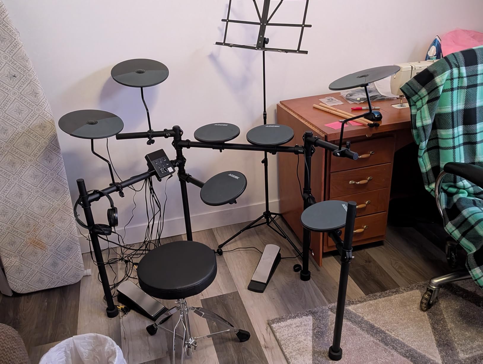 AODSK Electronic Drum Set With 4 Quiet Drum Pads, 200 Sounds 20 Drum Kits | Portable And Solid Electric Drum Set For Beginner With Throne, Sticks Headphones USB-MIDI Home Practice Learning Ideal Gift customer photo 1