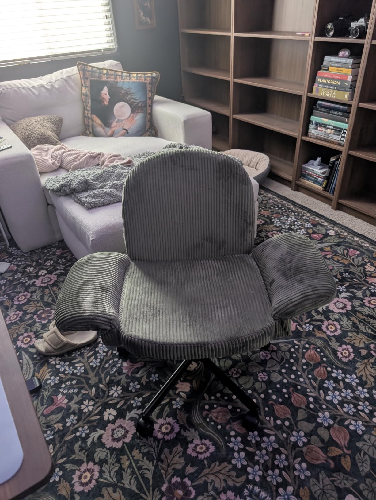 HUANUO Criss Cross Office Chair for Women, Cross Legged Desk Chair with Adjustable Armrests, Soft Corduroy Fabric for Small Spaces, Petite Home Office Computer Chair for Girls, Deep Green customer photo 1