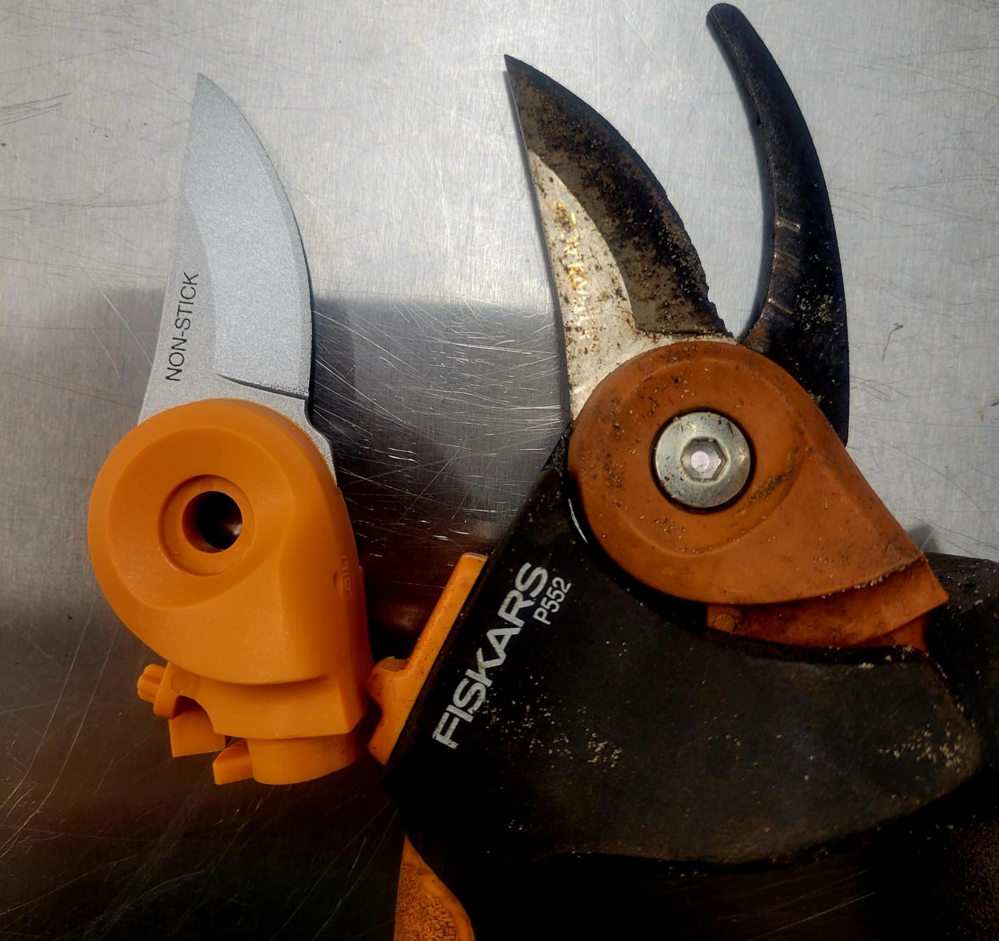 Fiskars 91095935J Steel Bypass Pruning Shears, 5/8-Inch Cut Capacity, Lifetime Warranty, Classic Style customer photo 2