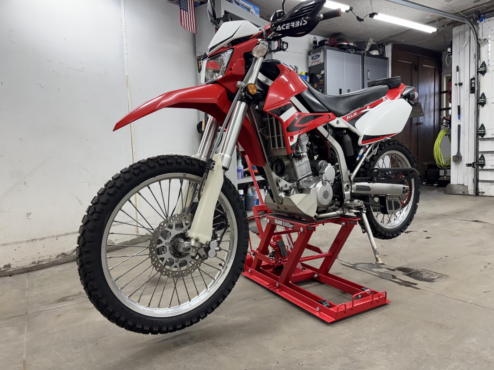 Big RED Hydraulic Motorcycle Lift Jack with 1500LBS Load Capacity, Powersports Lift Table Operated ATV Dirt Bike Scissor Jack Stand, Fit for Motorcycle UTV Snowmobile, Red, T64017 customer photo 2
