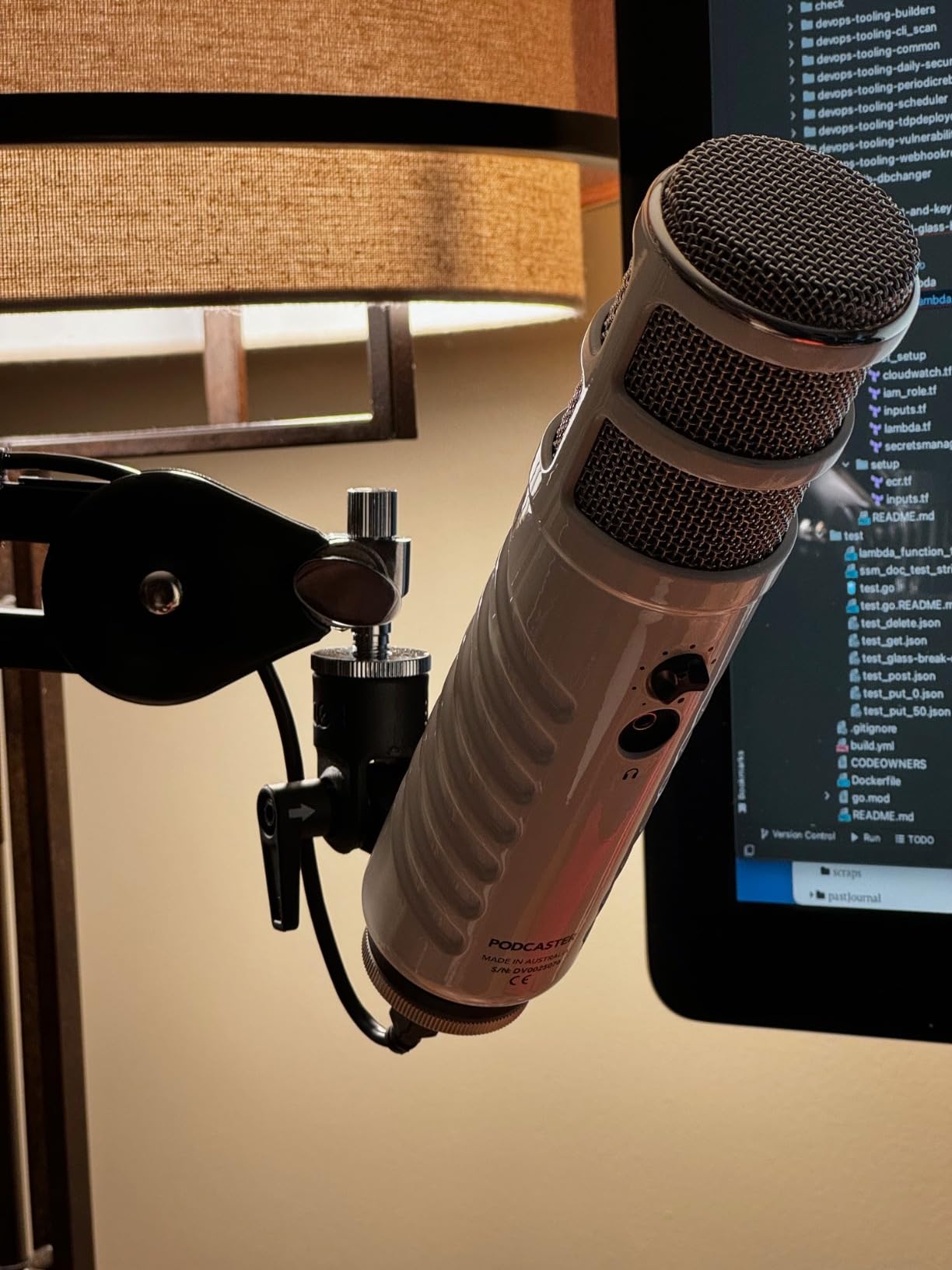 Rode Podcaster Dynamic Cardioid USB Microphone with Headphone Amp and A/D Converters for Podcasting, Journalism and Presentations, White customer photo 1