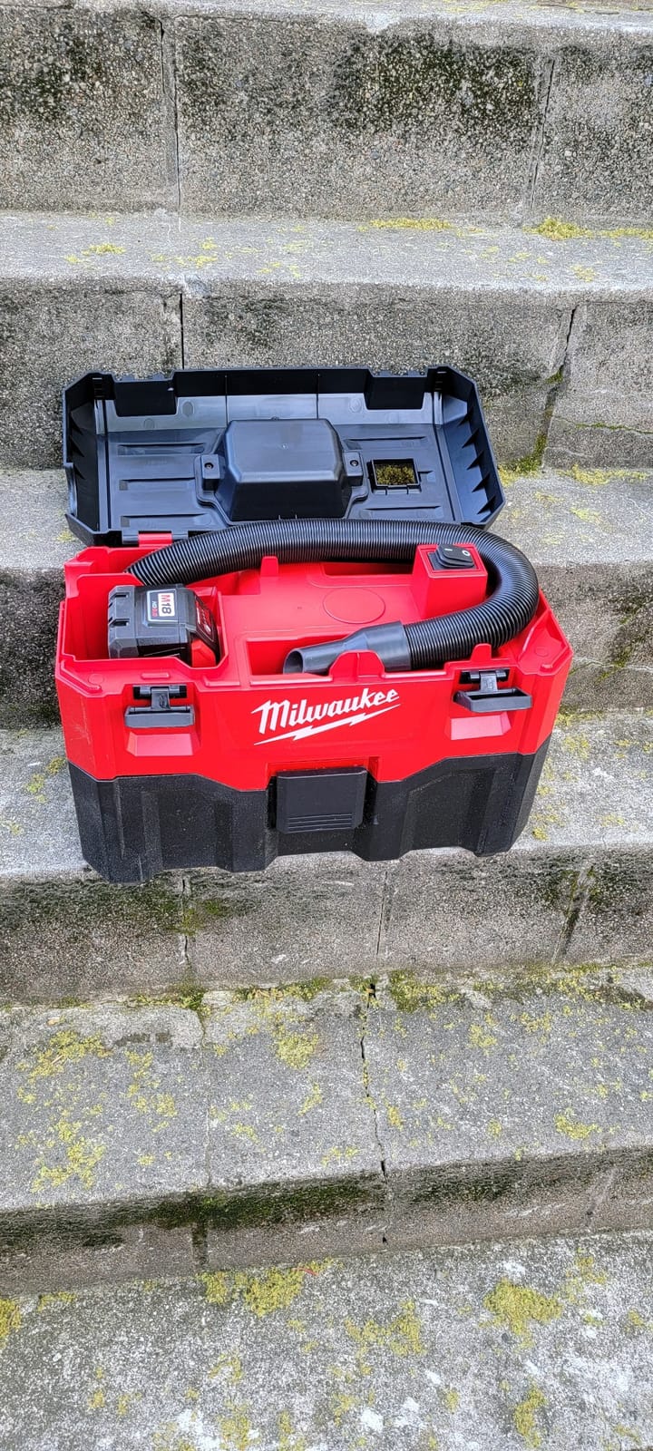Milwaukee 0880-20 18-Volt Cordless Wet/Dry Vacuum, Red customer photo 1