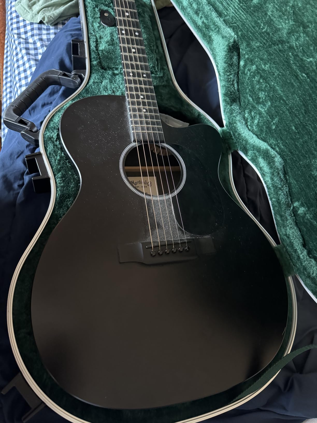 SKB Hardshell Travel Case for Martin 000 Acoustic Guitars, Molded In Bumpers for Protection, Plush Lined Interior and TSA Latches, Black customer photo 2