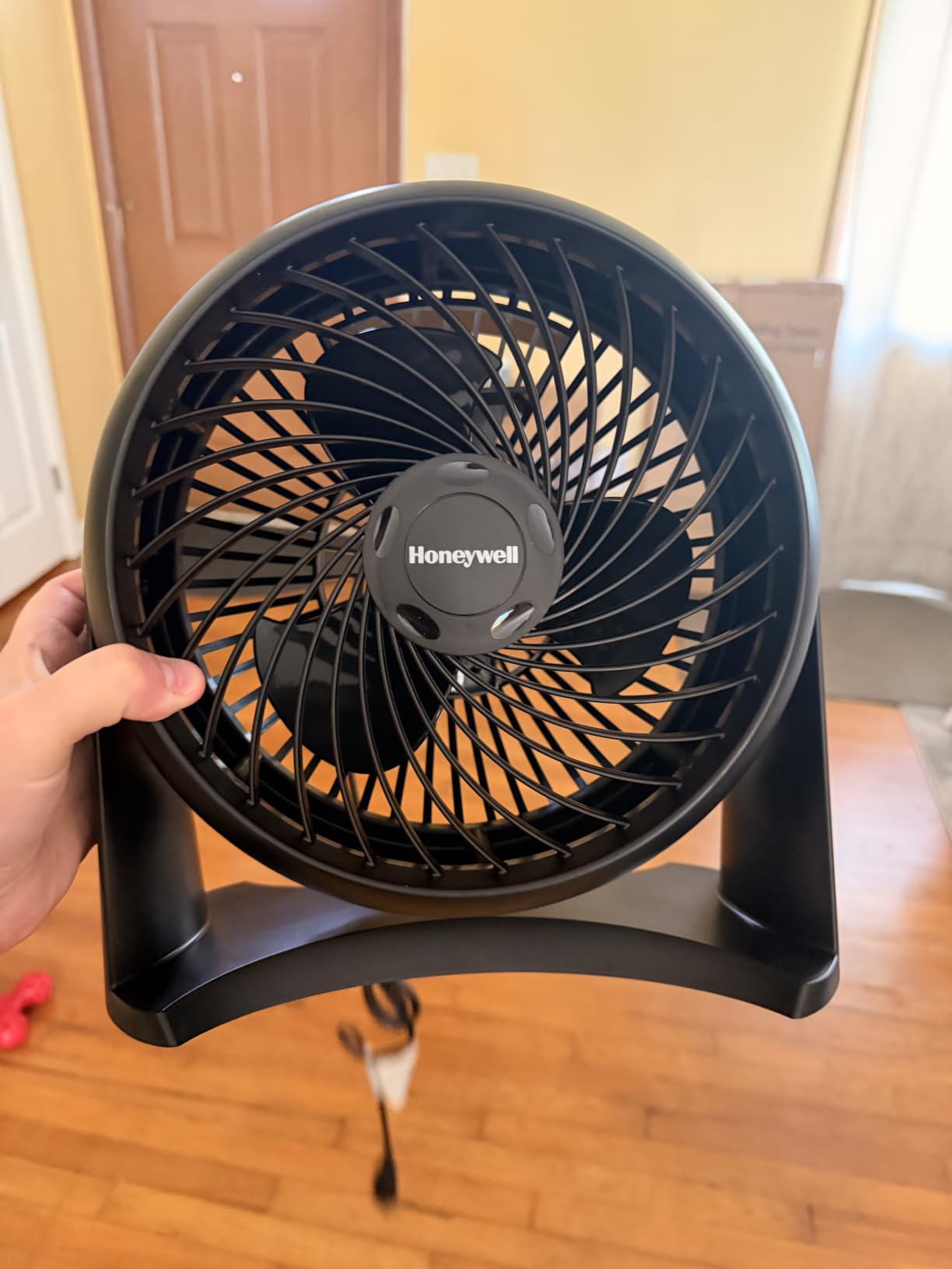 Honeywell TurboForce Air Circulator, Small Tabletop Fan, White, HT-904 | Quiet Personal Fan for Home or Office, 3 Speeds, 90 Degree Pivoting Head customer photo 1