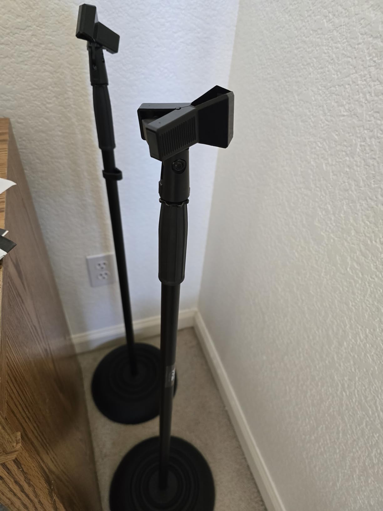 Pyle Adjustable Microphone Stand - Universal Mic Stand with Compact Heavy Base, Floor Standing Design, Height Adjustable, Pivot Angle Clip for Singing & Recording customer photo 2